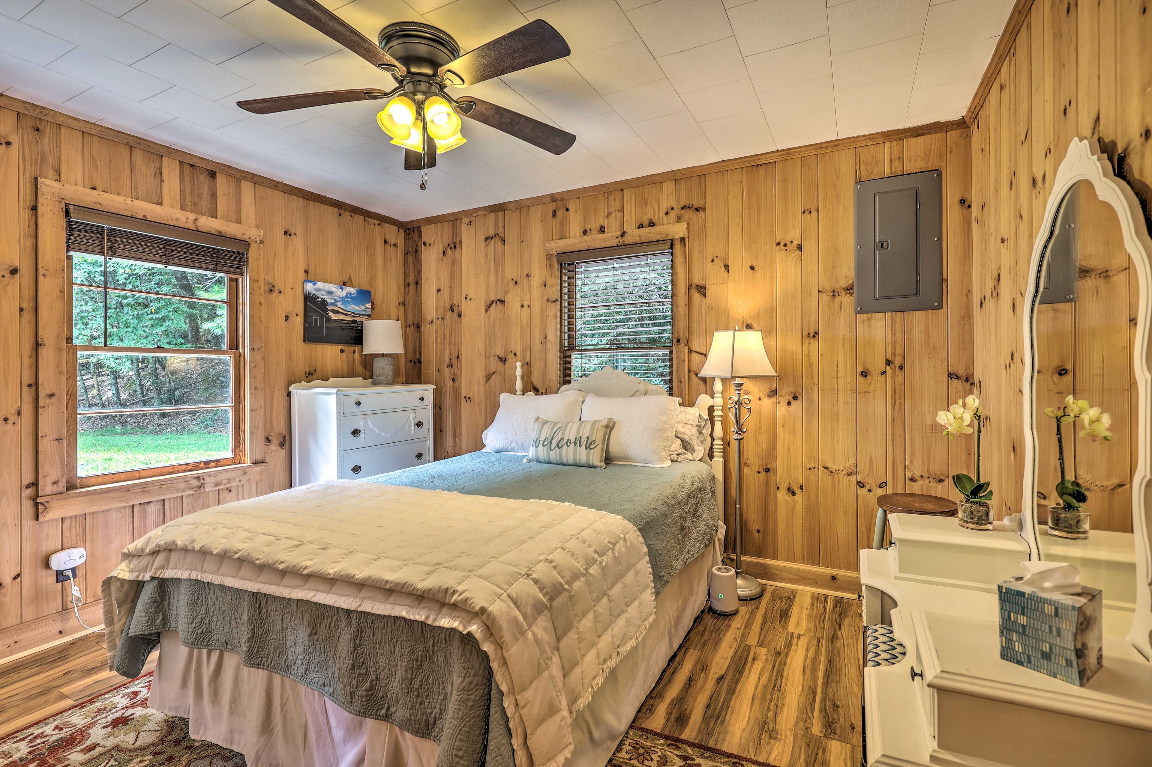 Bedroom 1 | Queen Bed | En-Suite Bathroom