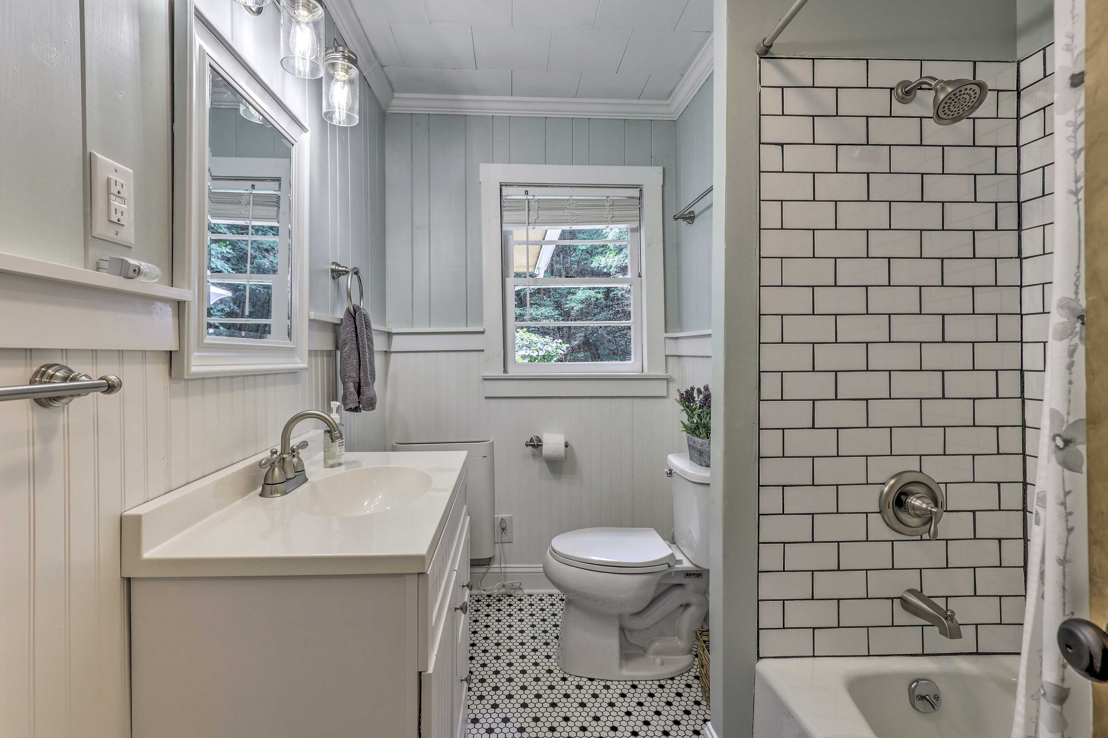 Full Bathroom | Complimentary Toiletries