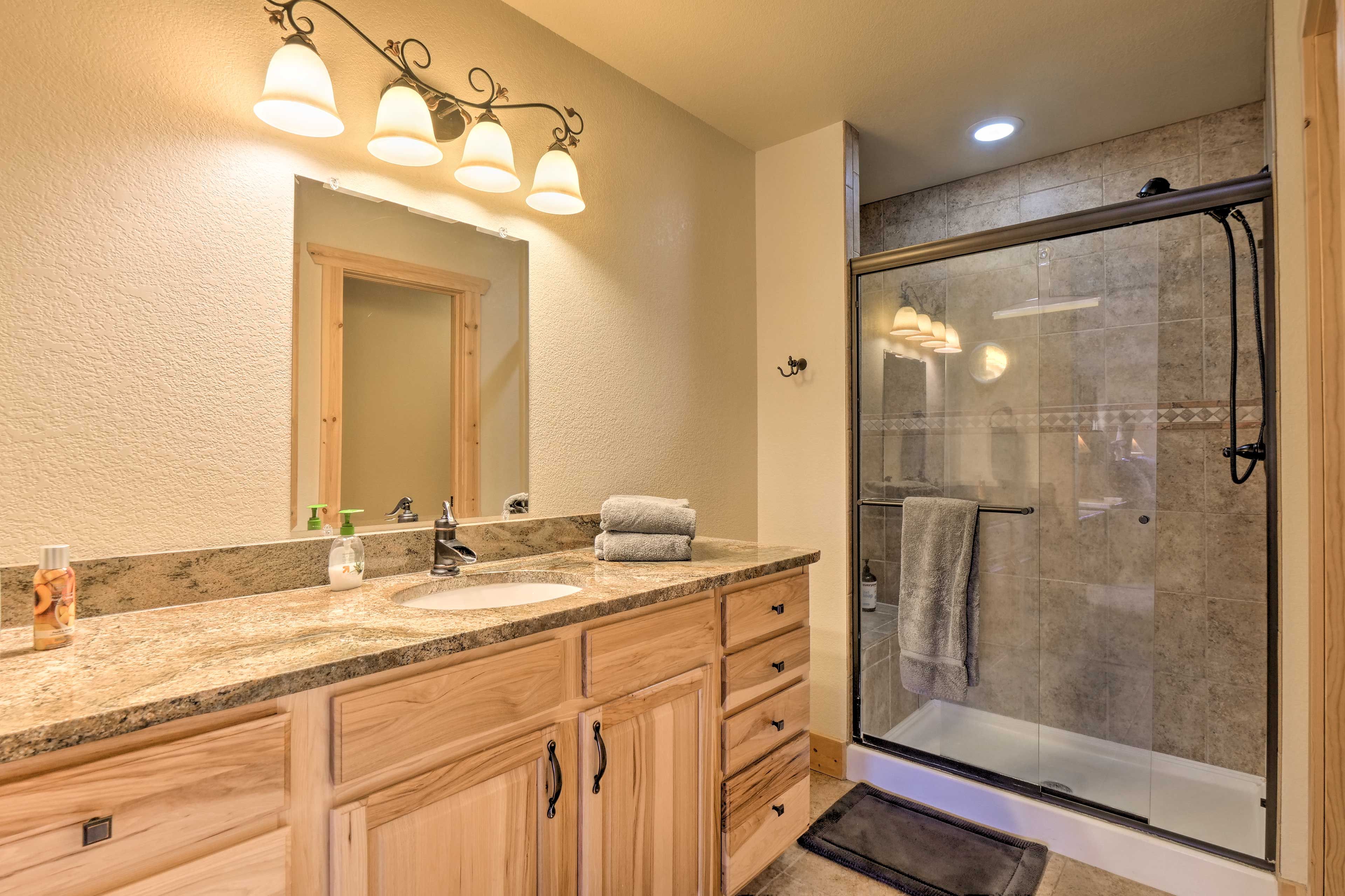 En-Suite Bathroom | Complimentary Toiletries | Towels Provided