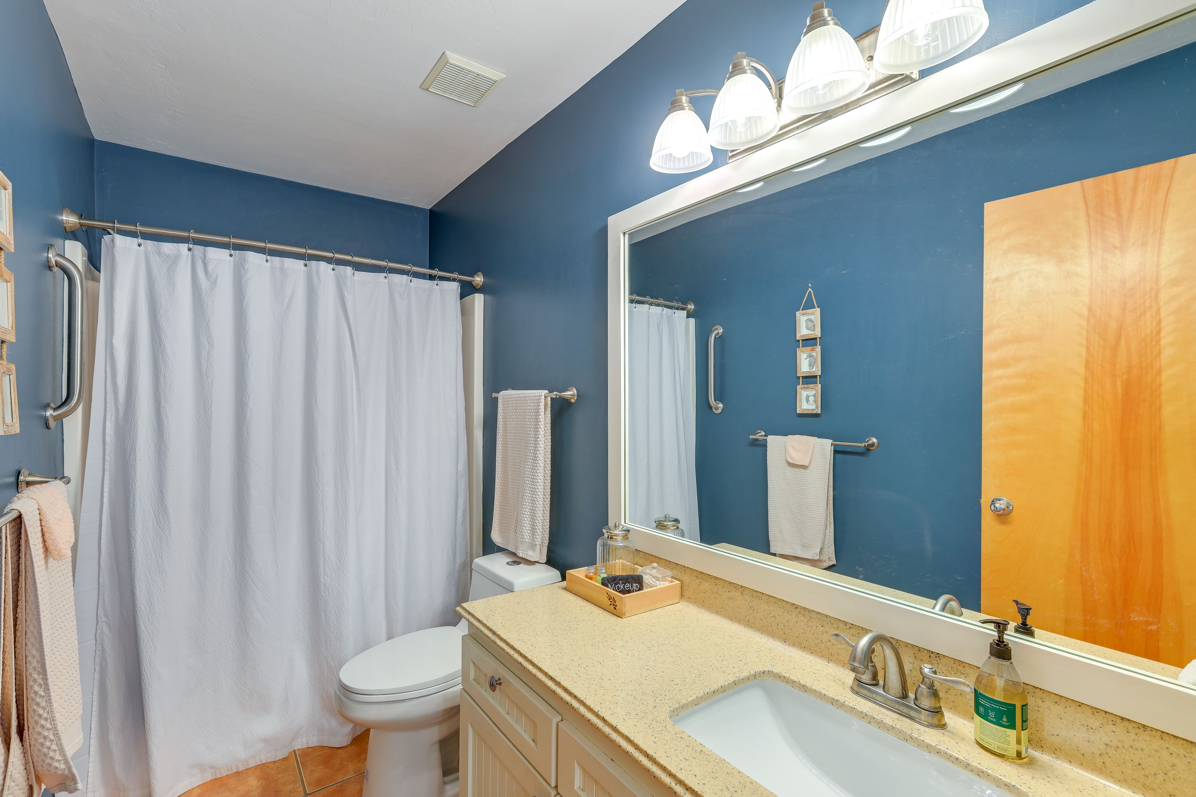 Full Bathroom | Complimentary Toiletries