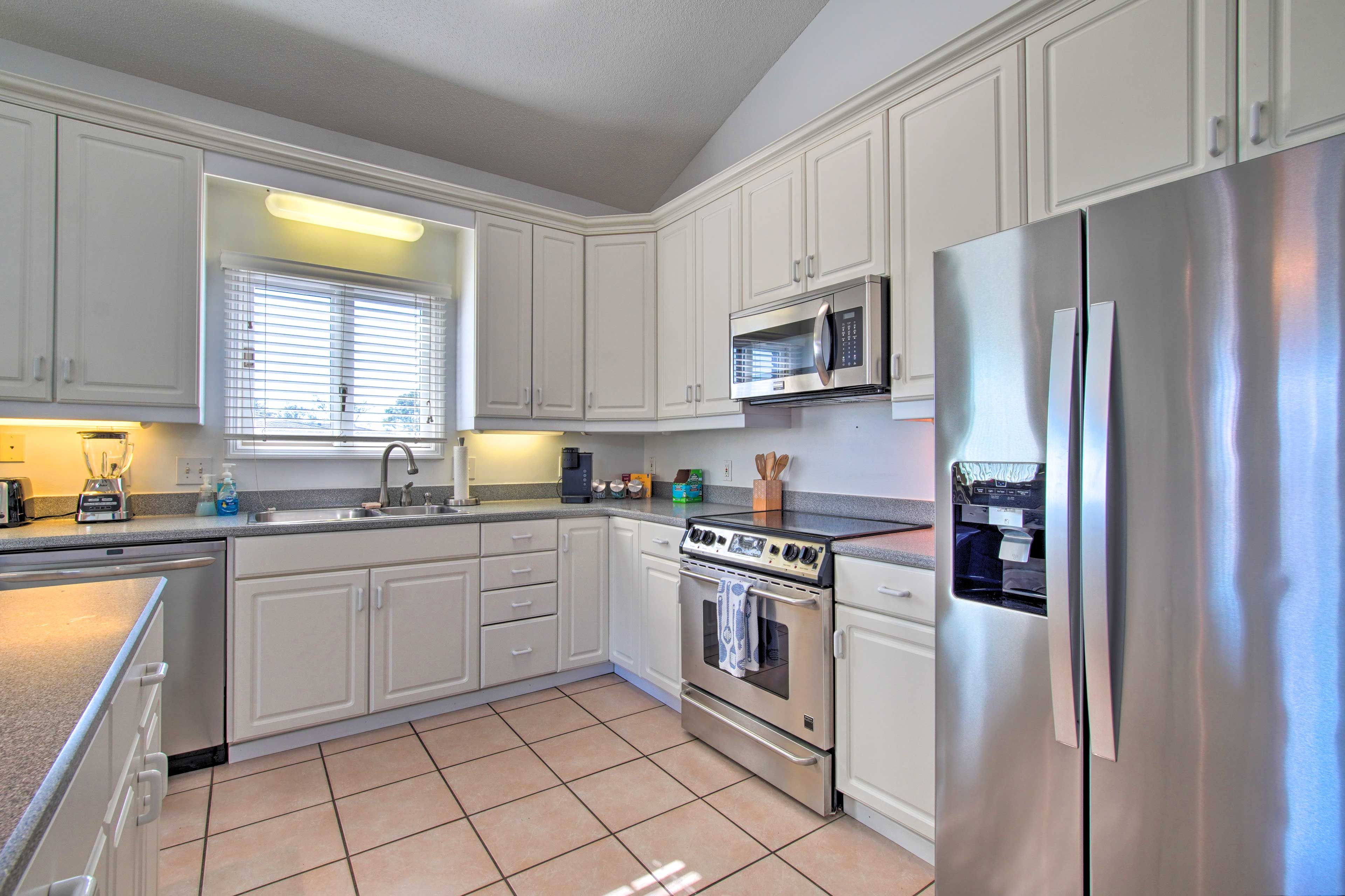 Kitchen | Fully Equipped w/ Stainless Steel Appliances