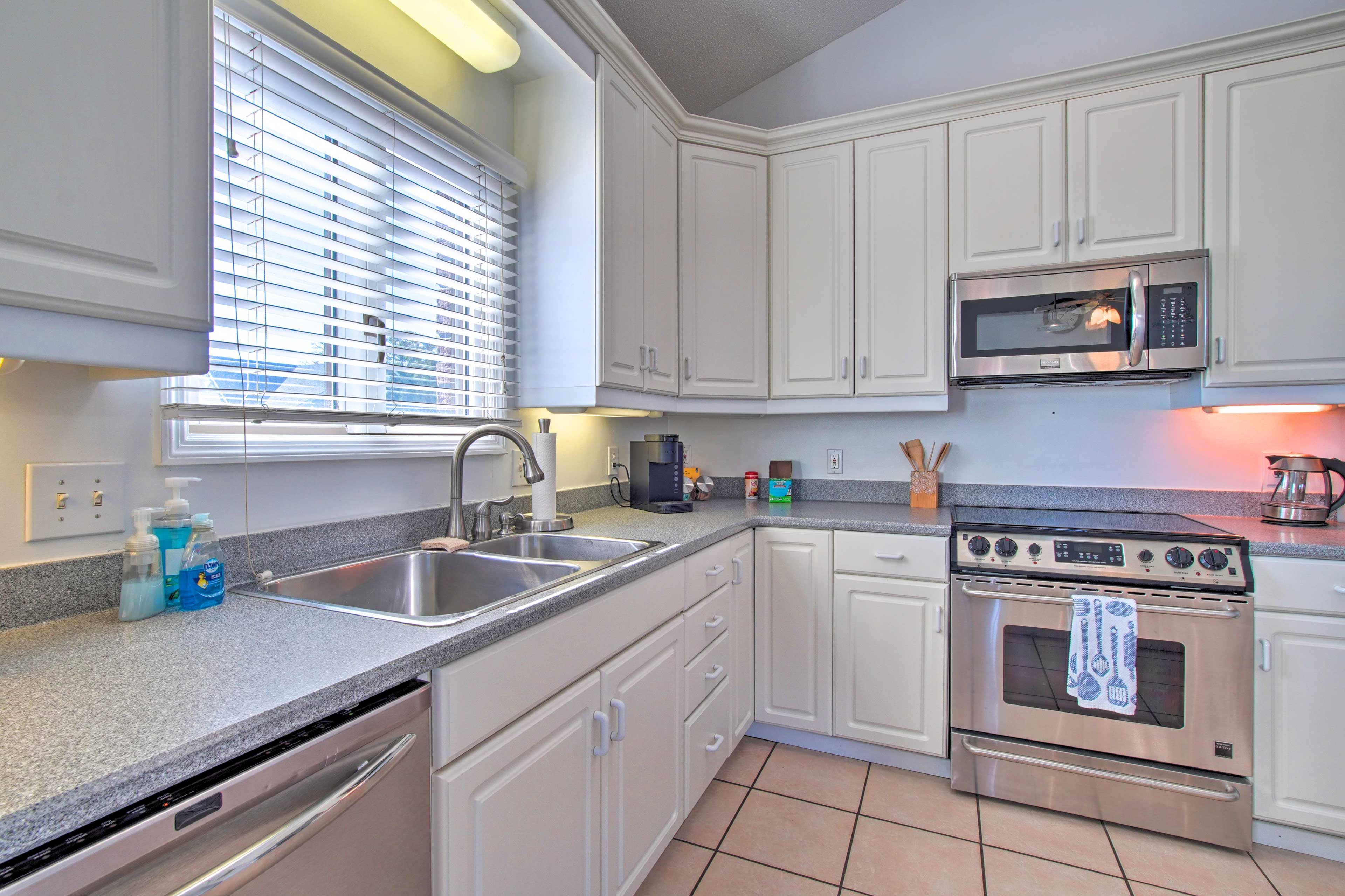 Kitchen | Keurig Coffee Maker | Trash Bags & Paper Towels Provided