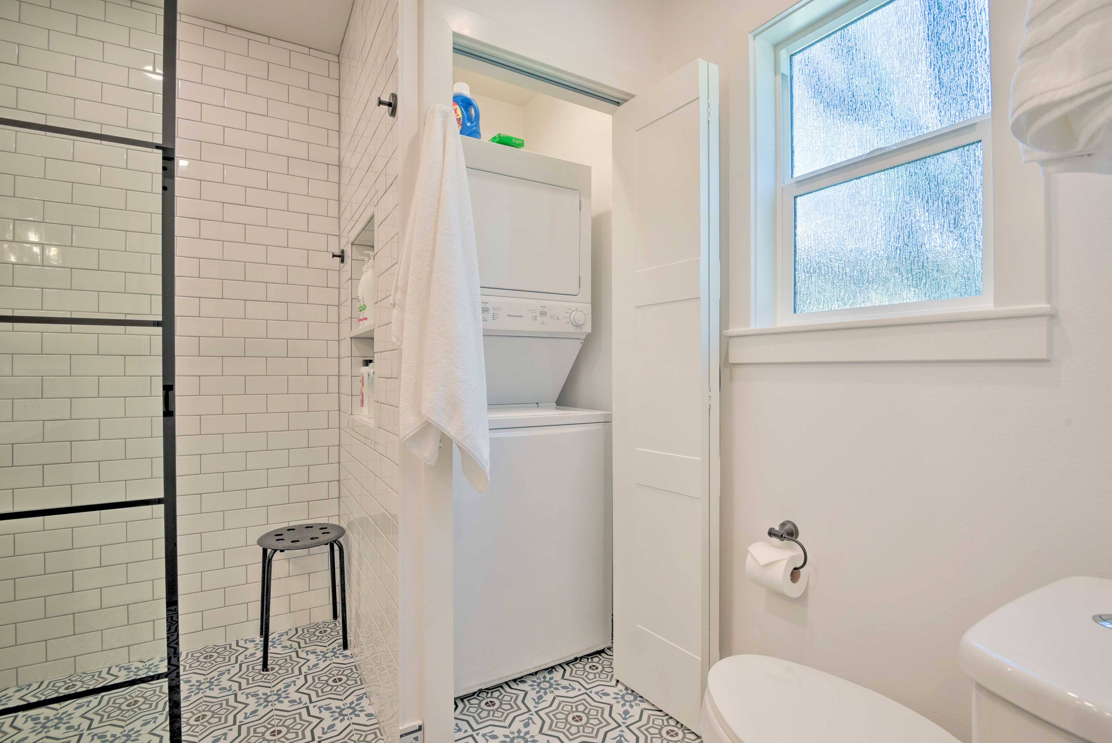 Full Bathroom & Laundry Closet