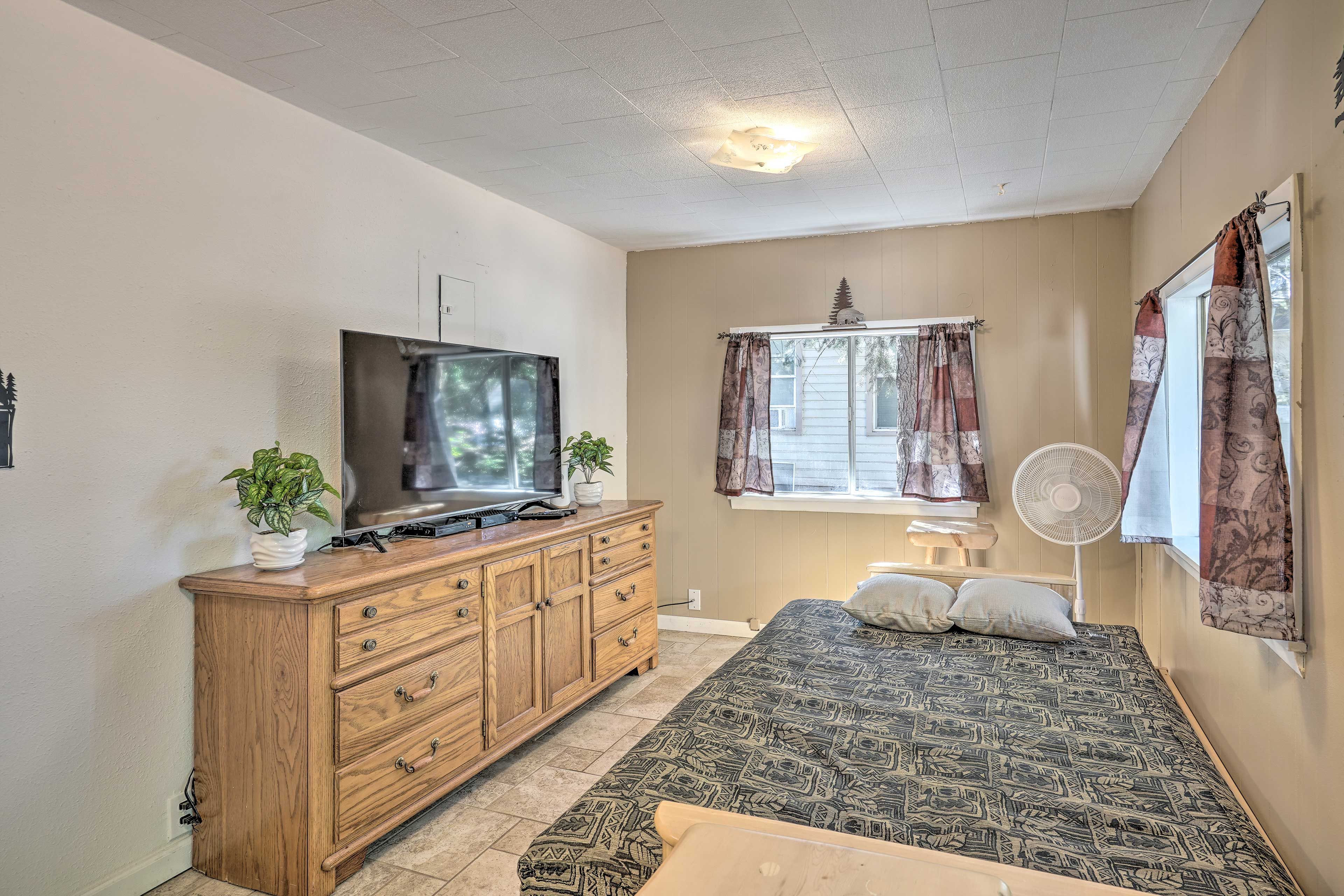Bedroom 2 | Futon | Smart TV w/ Cable