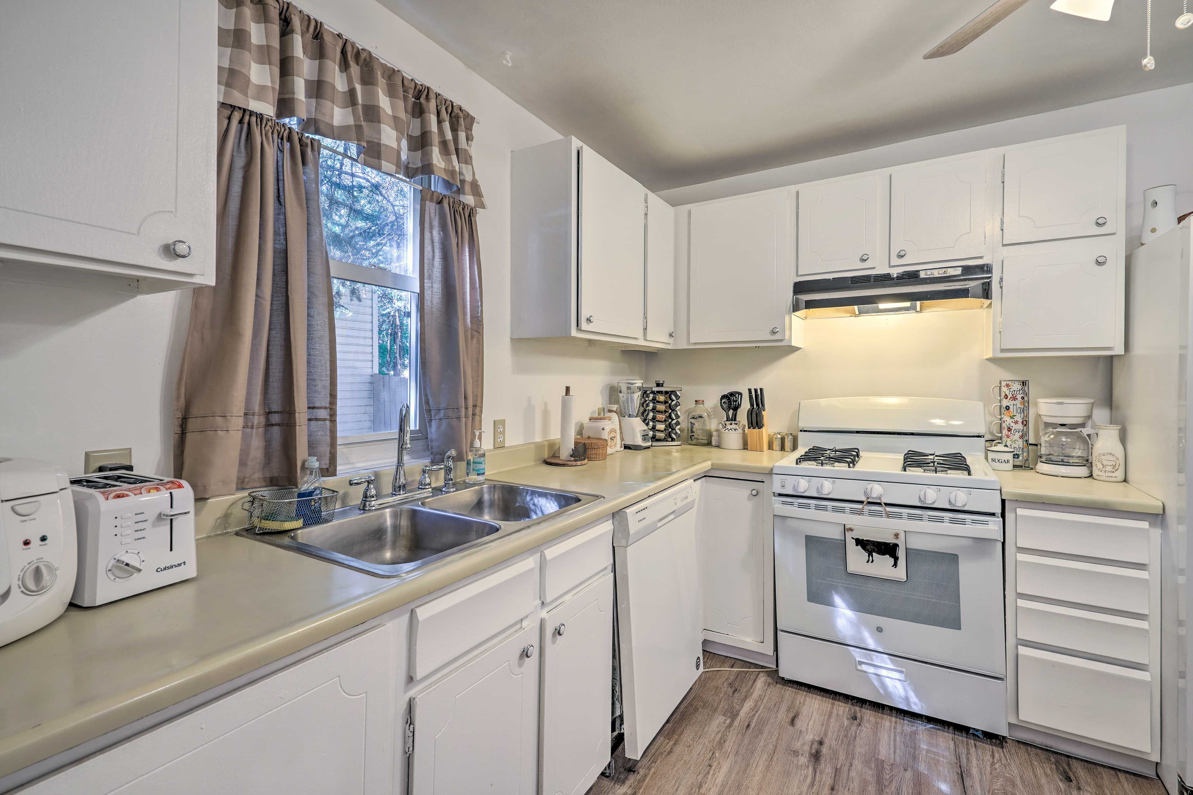 Kitchen | Toaster | Blender | Paper Towels/Trash Bags Provided