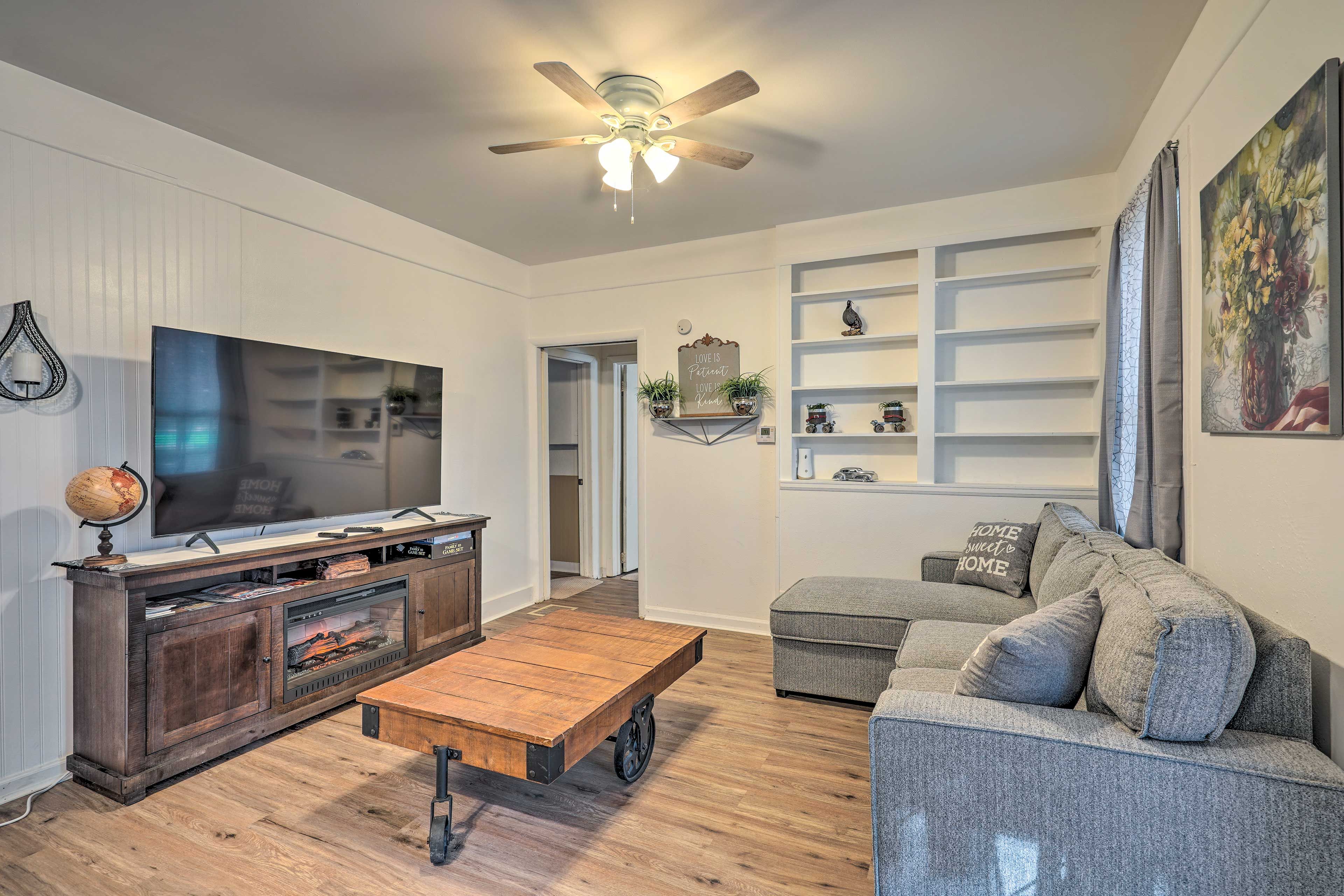 Living Room | Free WiFi | Smart TV w Cable | Sleeper Sofa