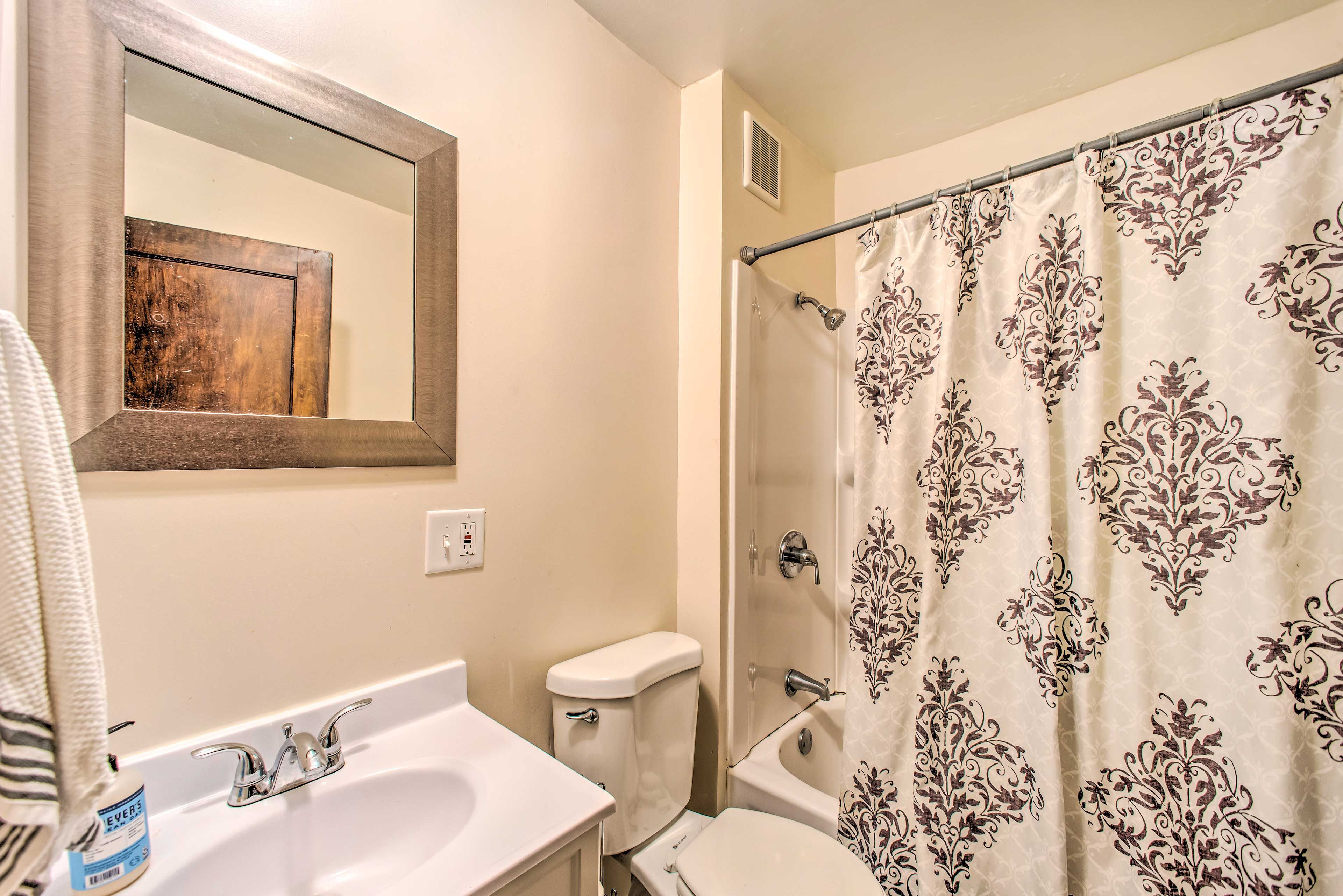 Full Bathroom | Towels Provided | Complimentary Toiletries