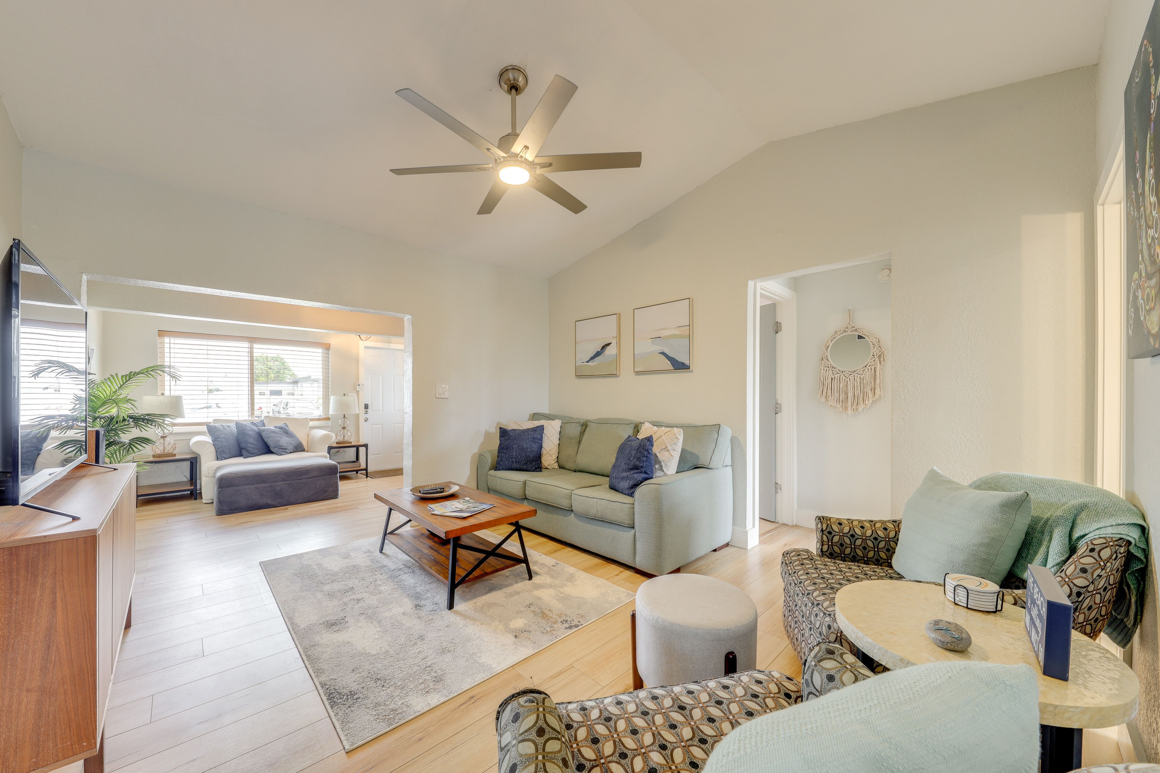 Living Room | Smart TV | Cable Access