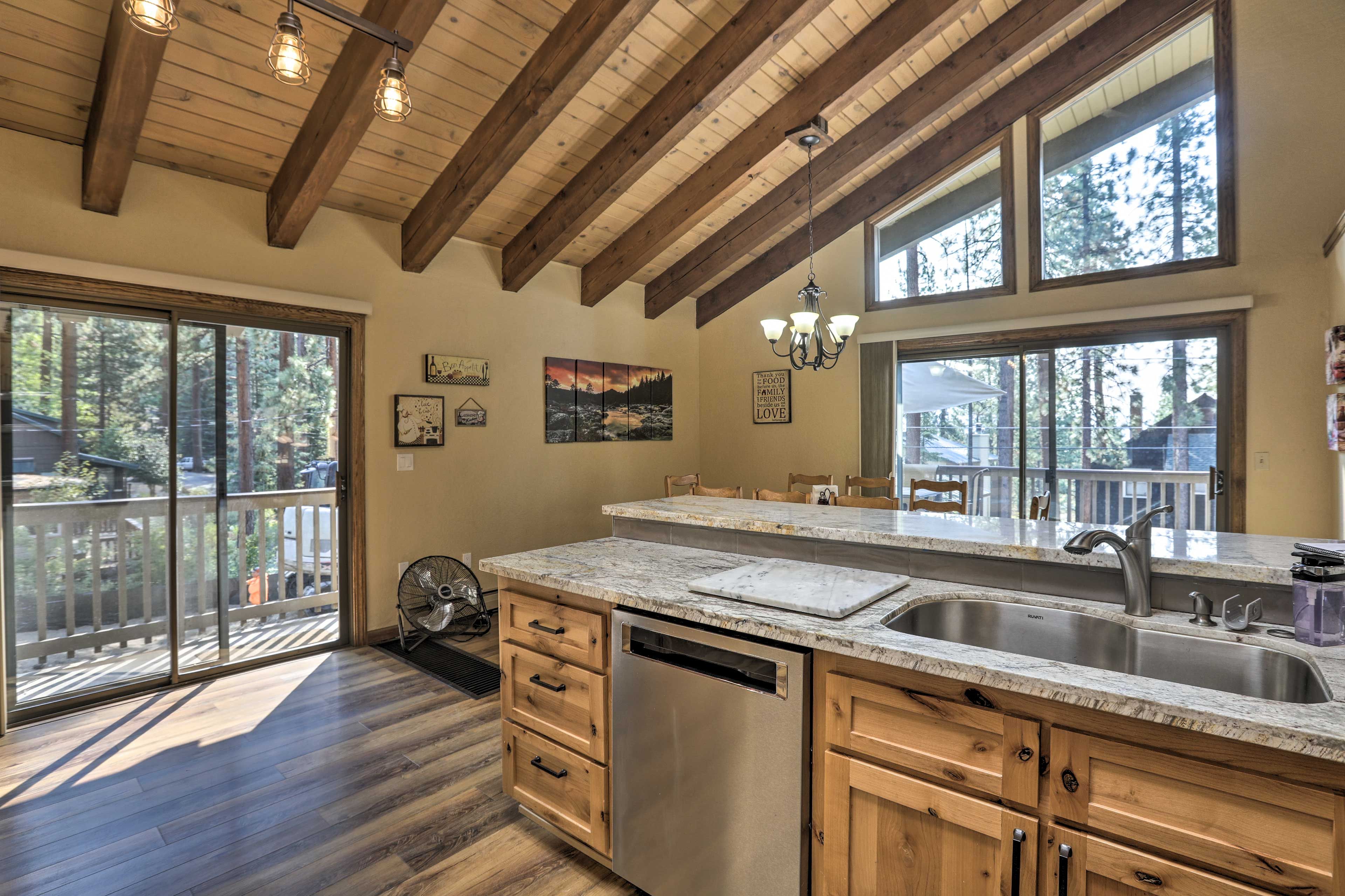 Kitchen | Paper Towels/Trash Bags Provided | Deck Access