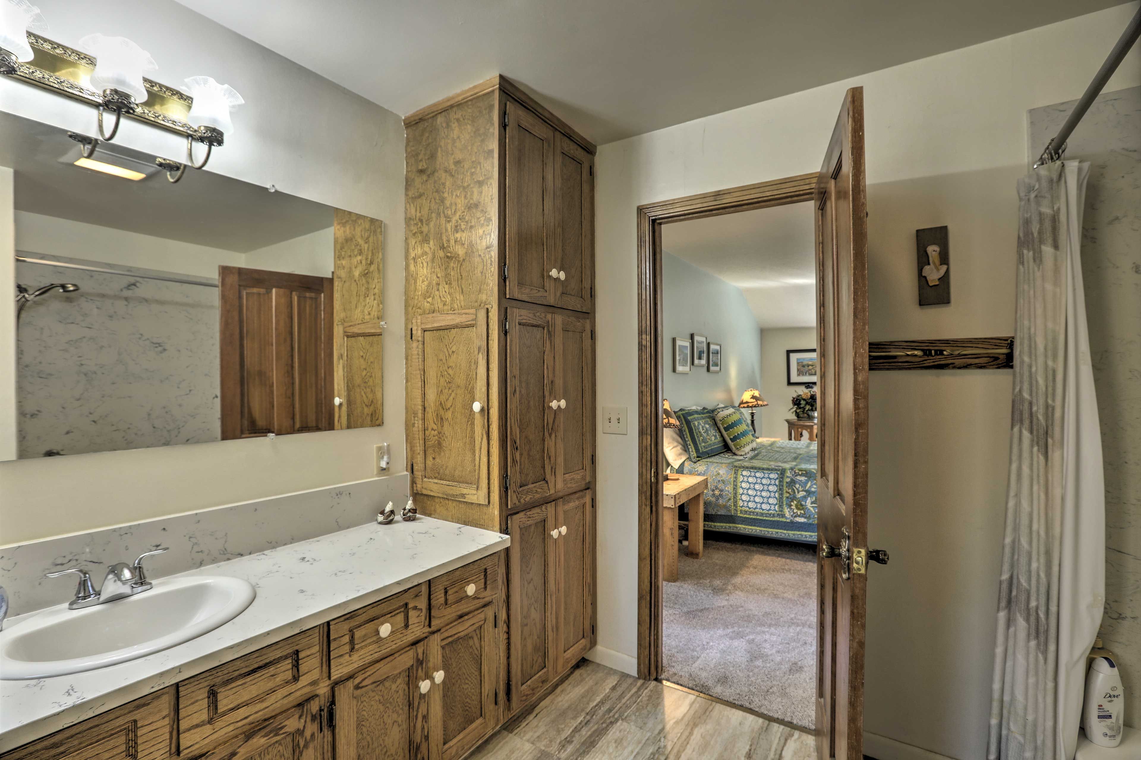 En-Suite Bathroom | Towels Provided | Complimentary Toiletries | Hair Dryer