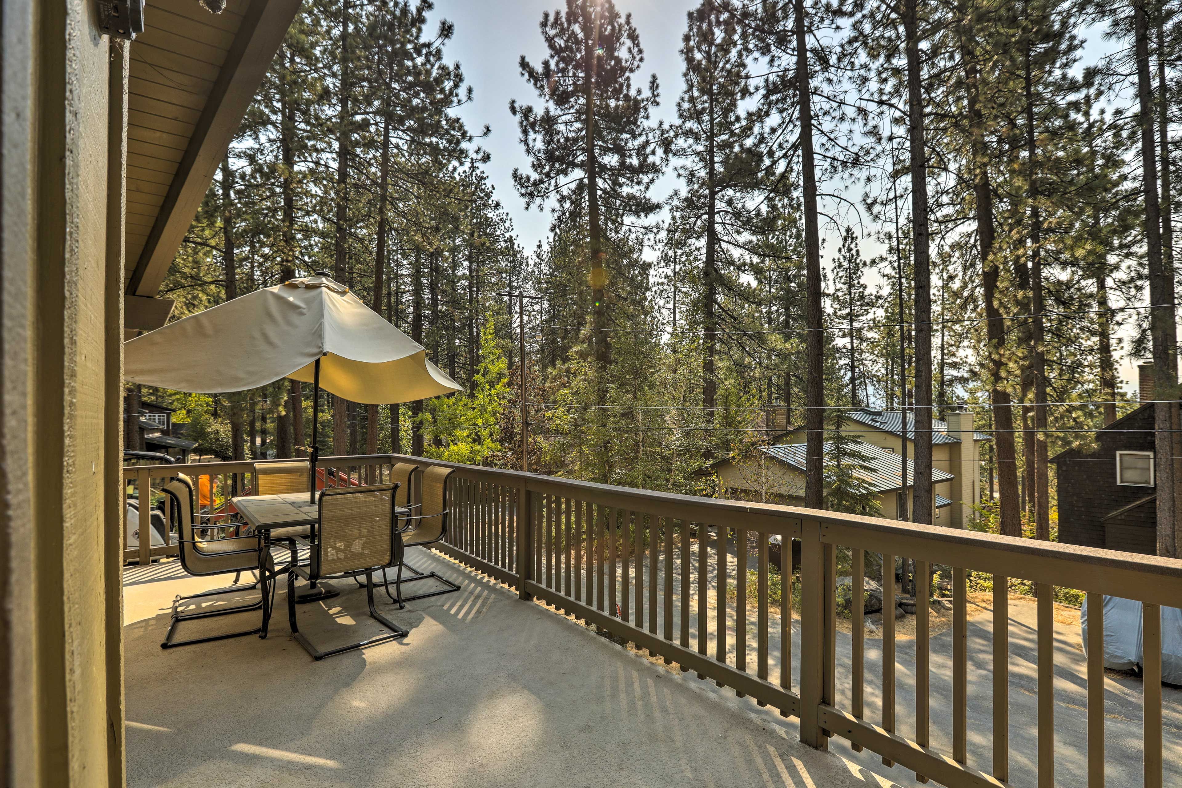 Deck | Outdoor Dining Table