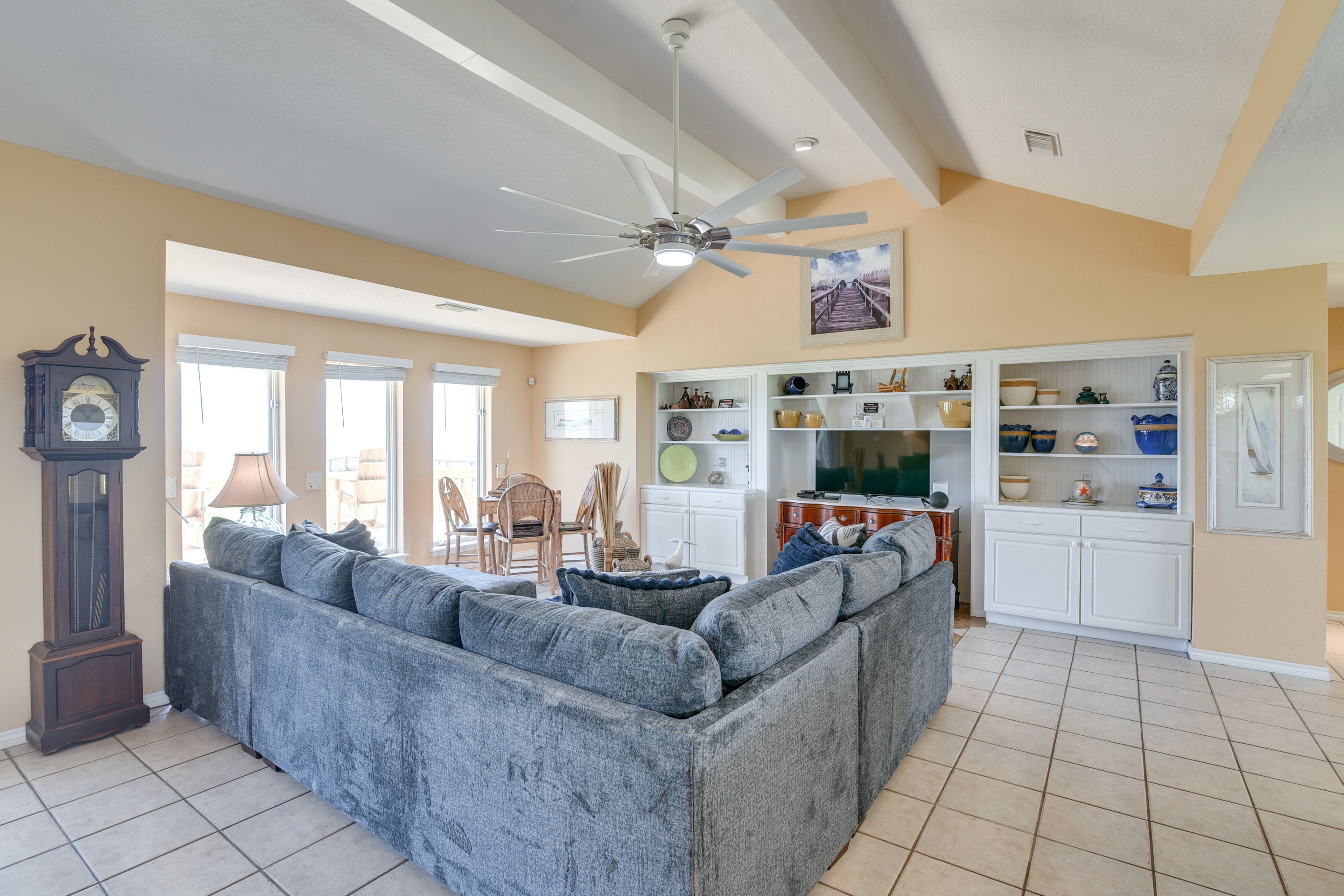 Living Room | Central A/C | Smart TV | Free WiFi