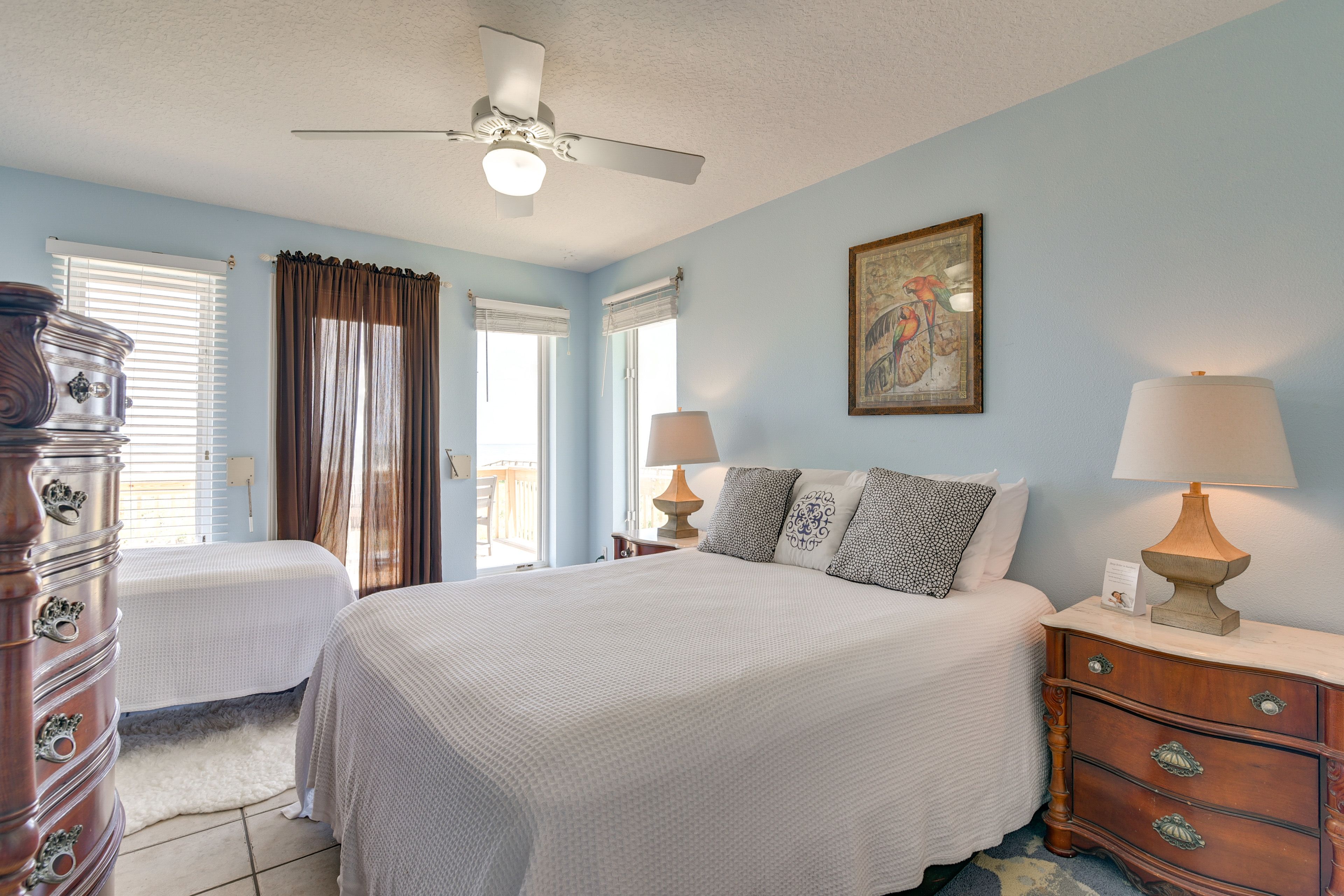 Bedroom 2 | Queen Bed | Twin Bed