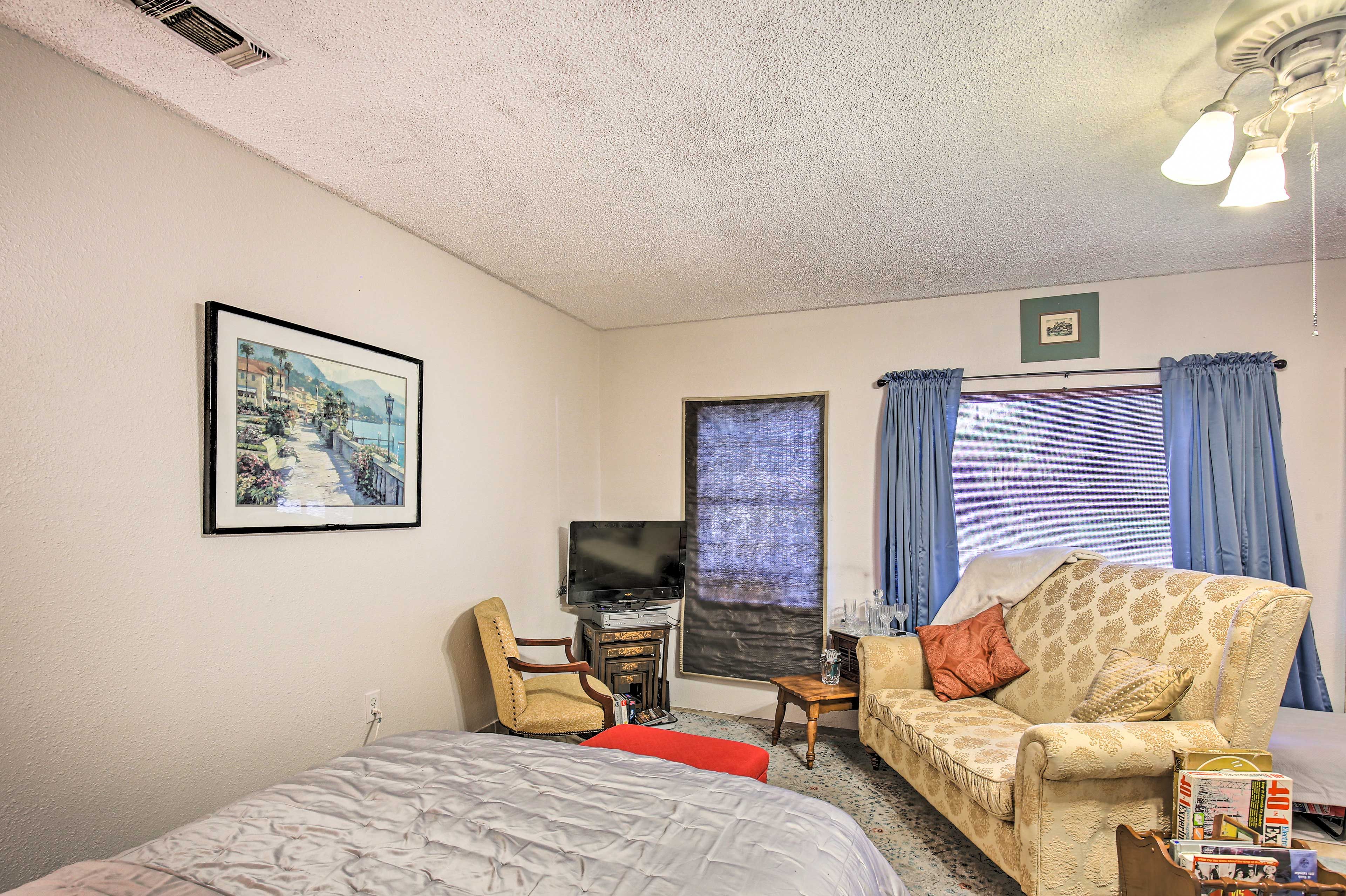 Sitting Area | Cable/Satellite TV