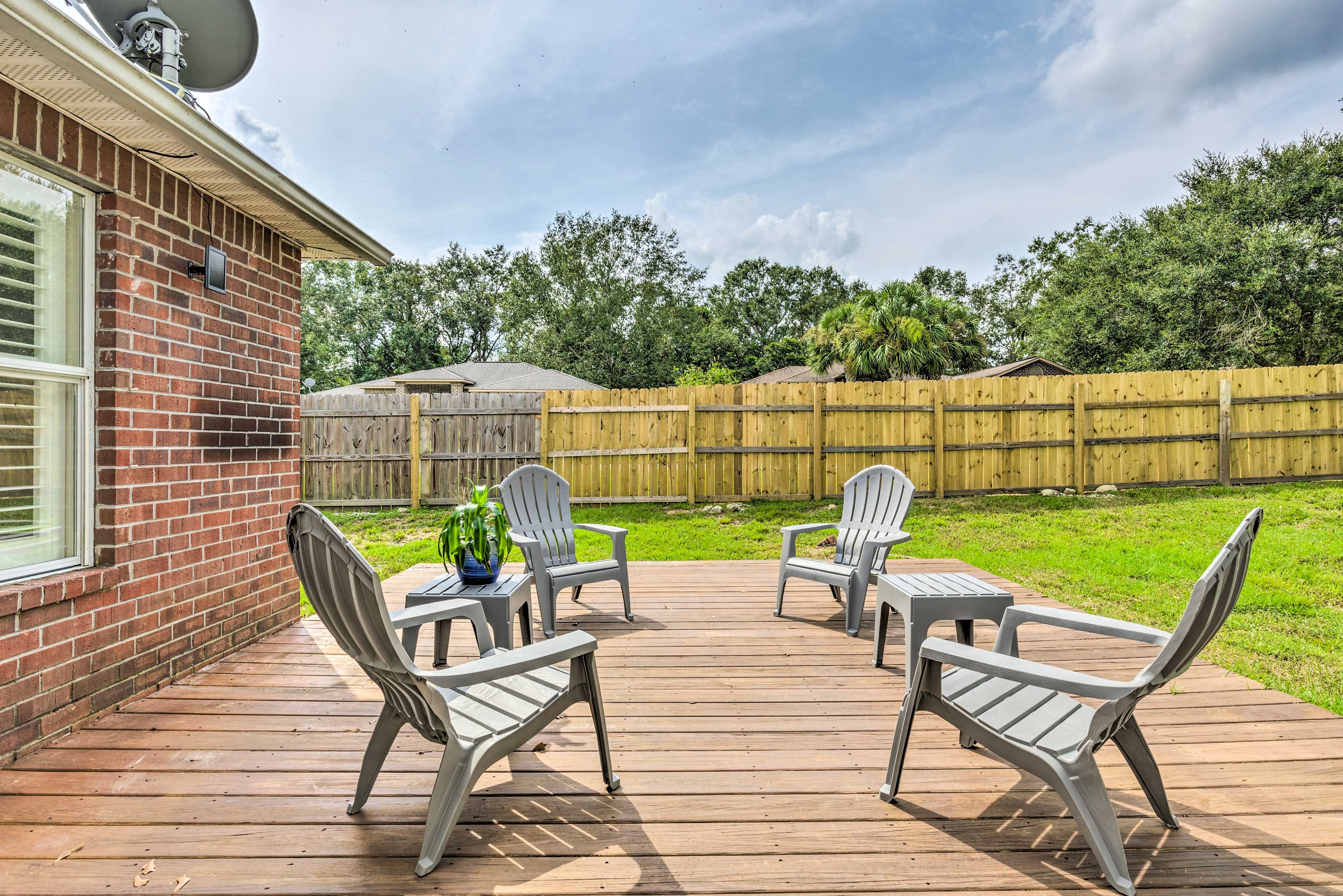 Furnished Deck | Enclosed Yard