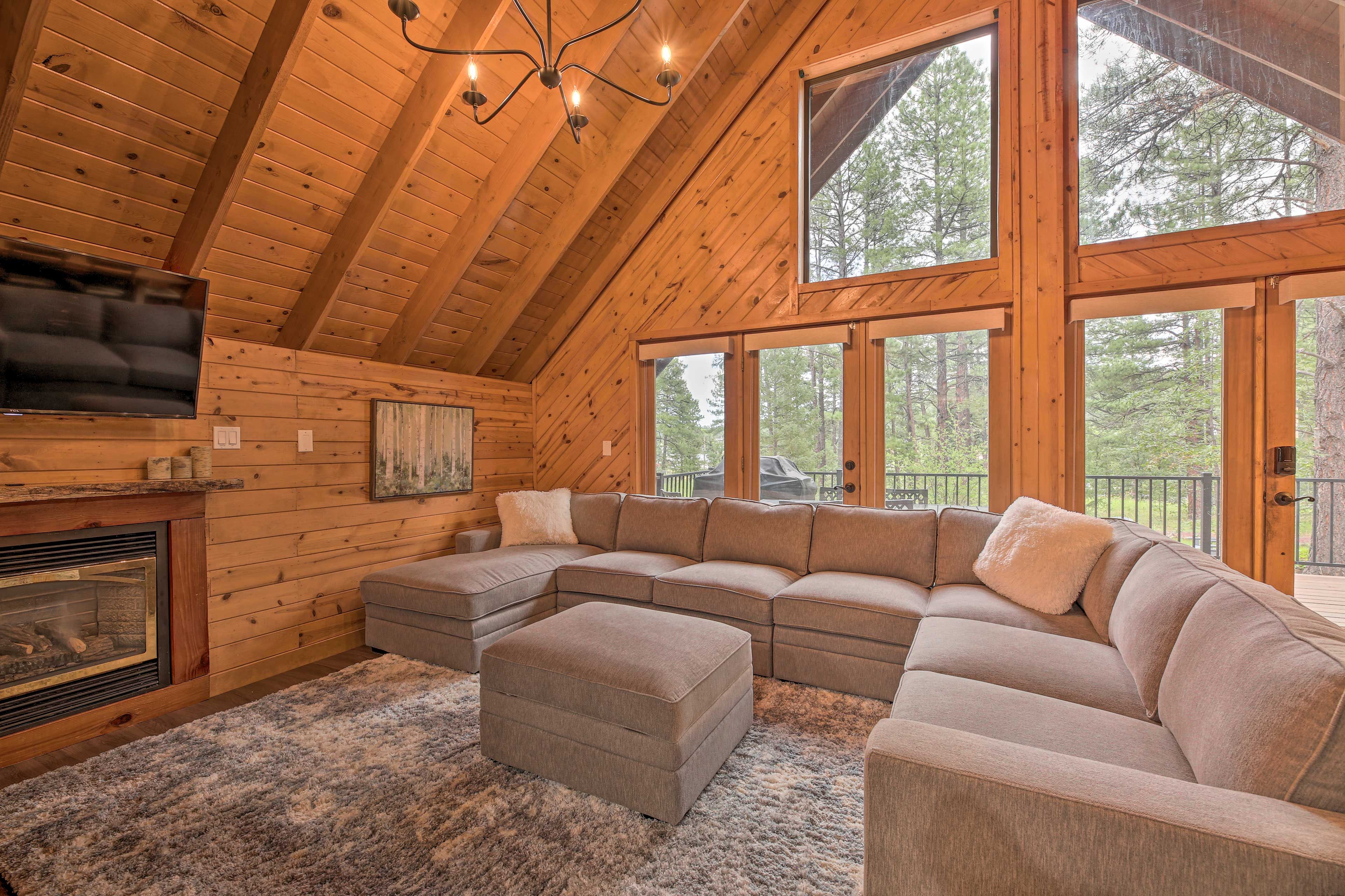 Living Room | Smart TV | Fireplace | Central Heat