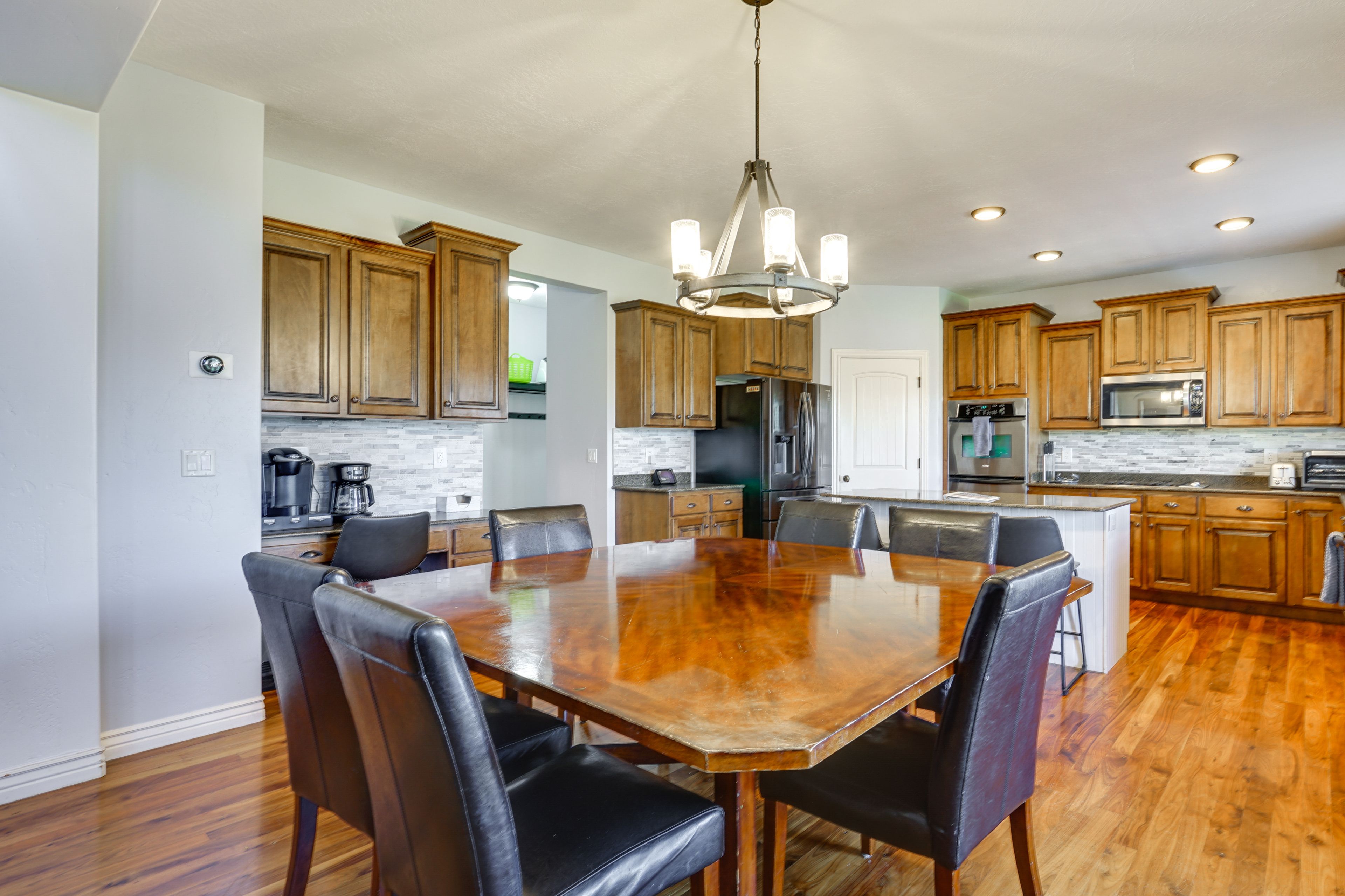 Kitchen | Dishware/Flatware | Fully Equipped w/ Cooking Basics