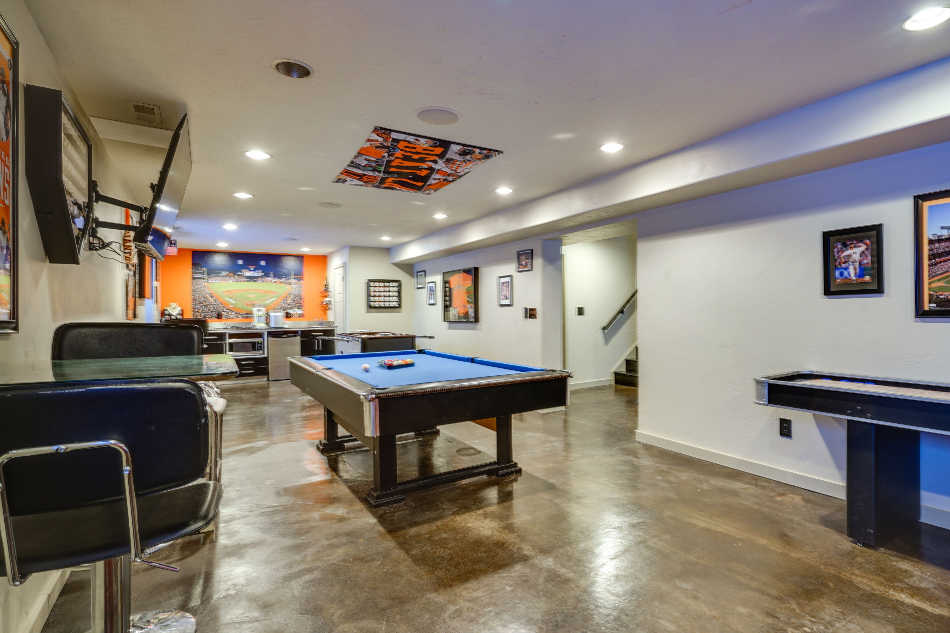 Game Room | Smart TV | Kitchenette
