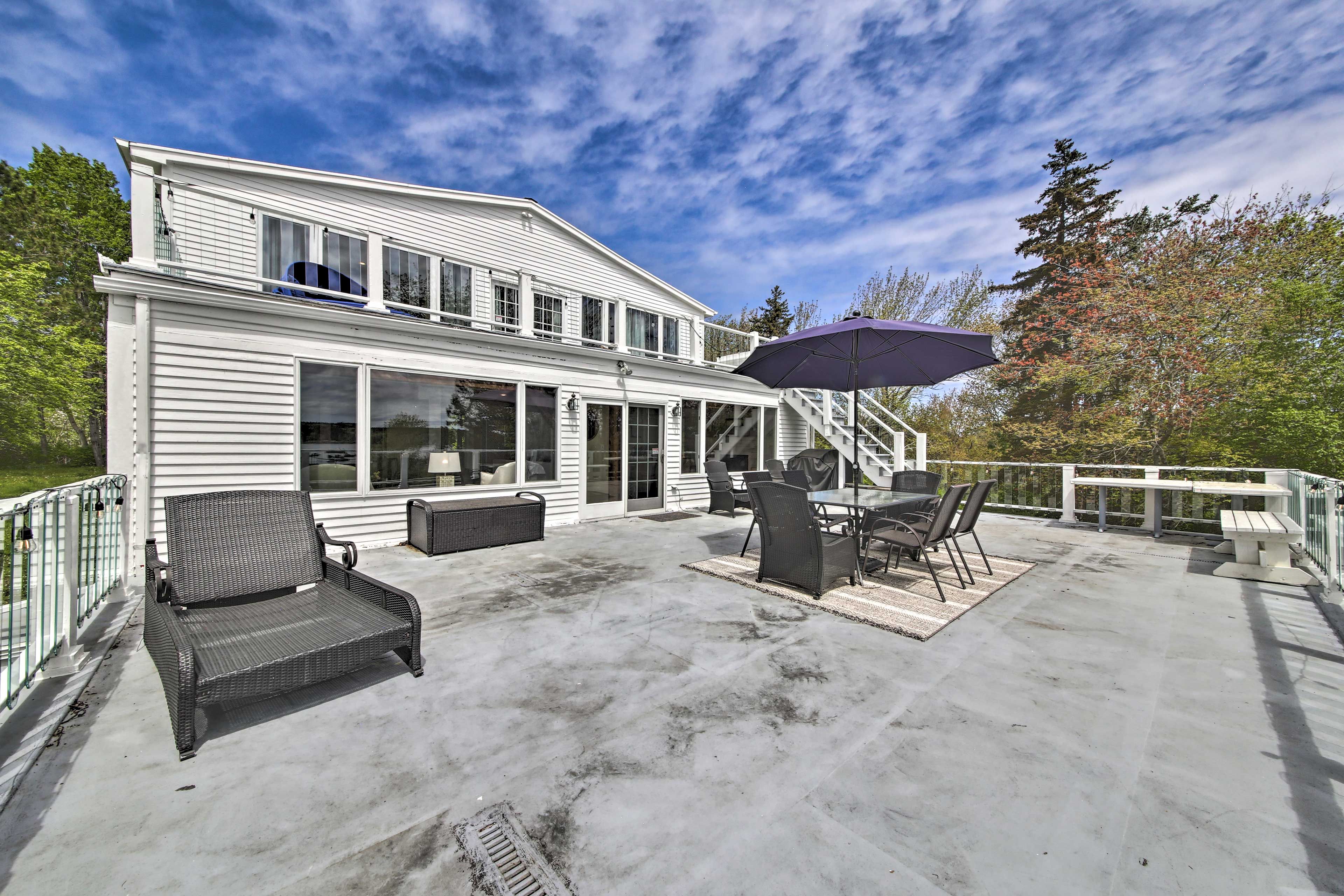 Lower Deck | Gas Grill | Dining Set