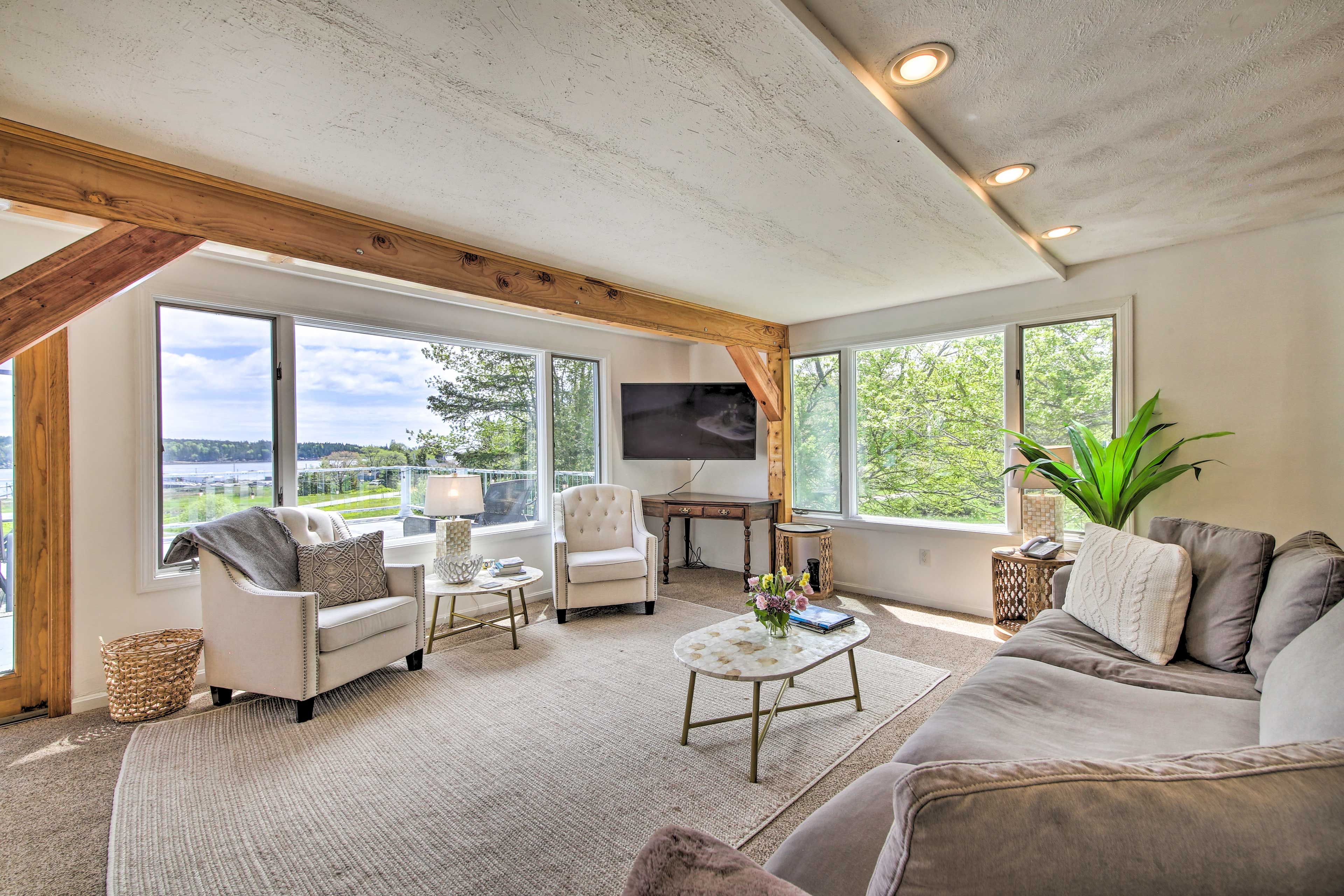 Living Room | Smart TVs | Central A/C | Free WiFi