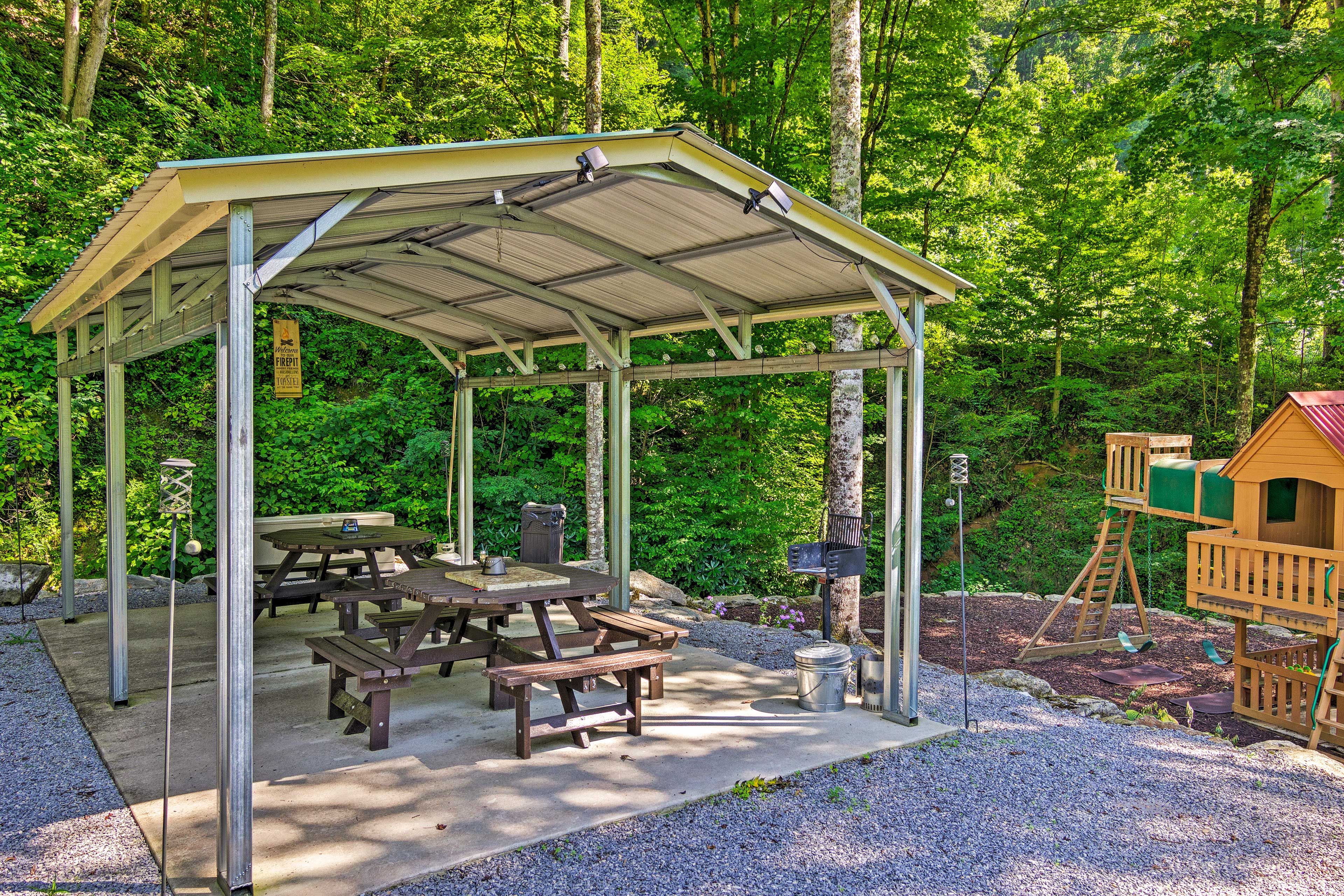 Community Pavilion & Grilling Area