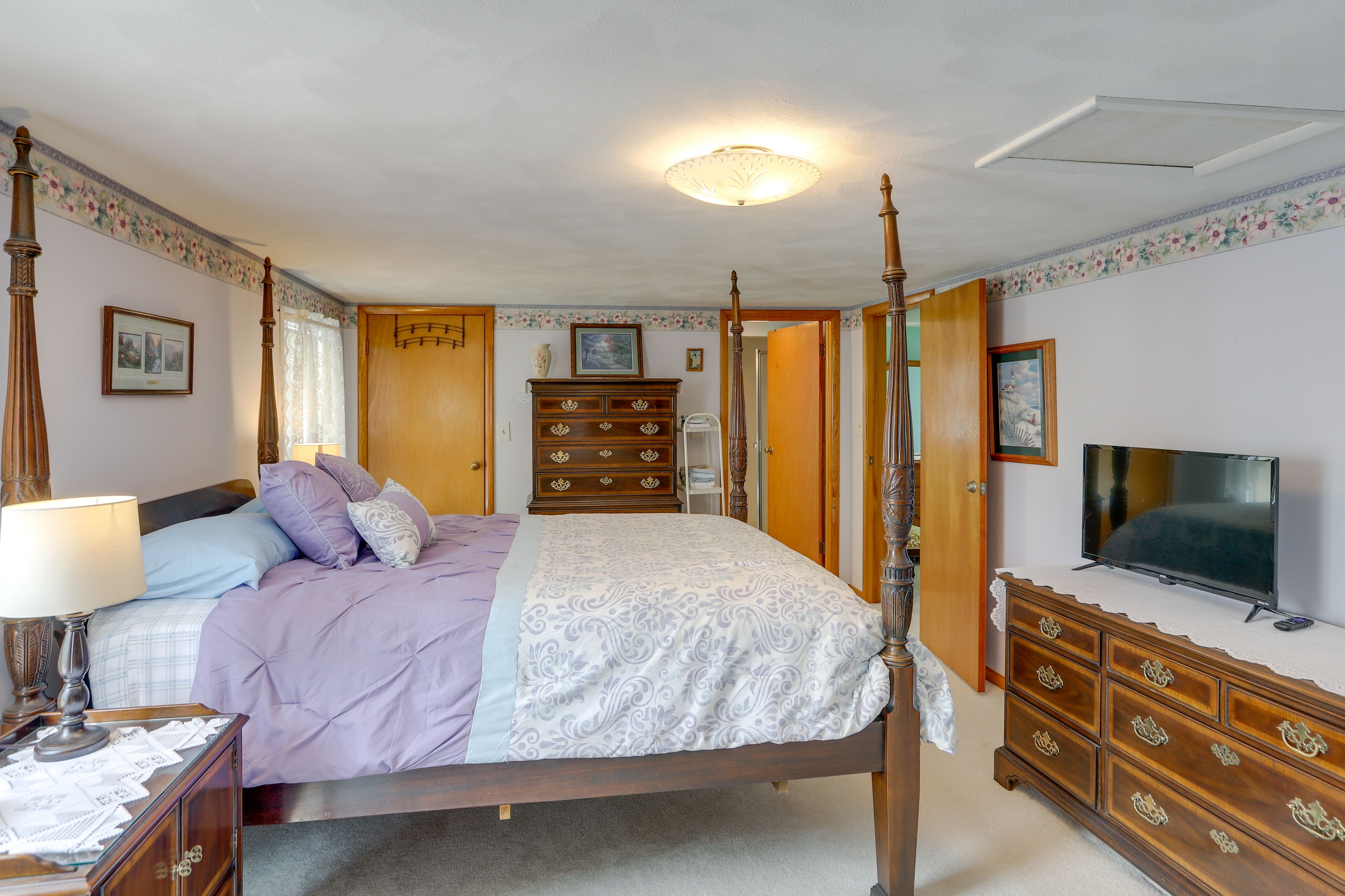 Bedroom 1 | Roku TV | Linens Provided