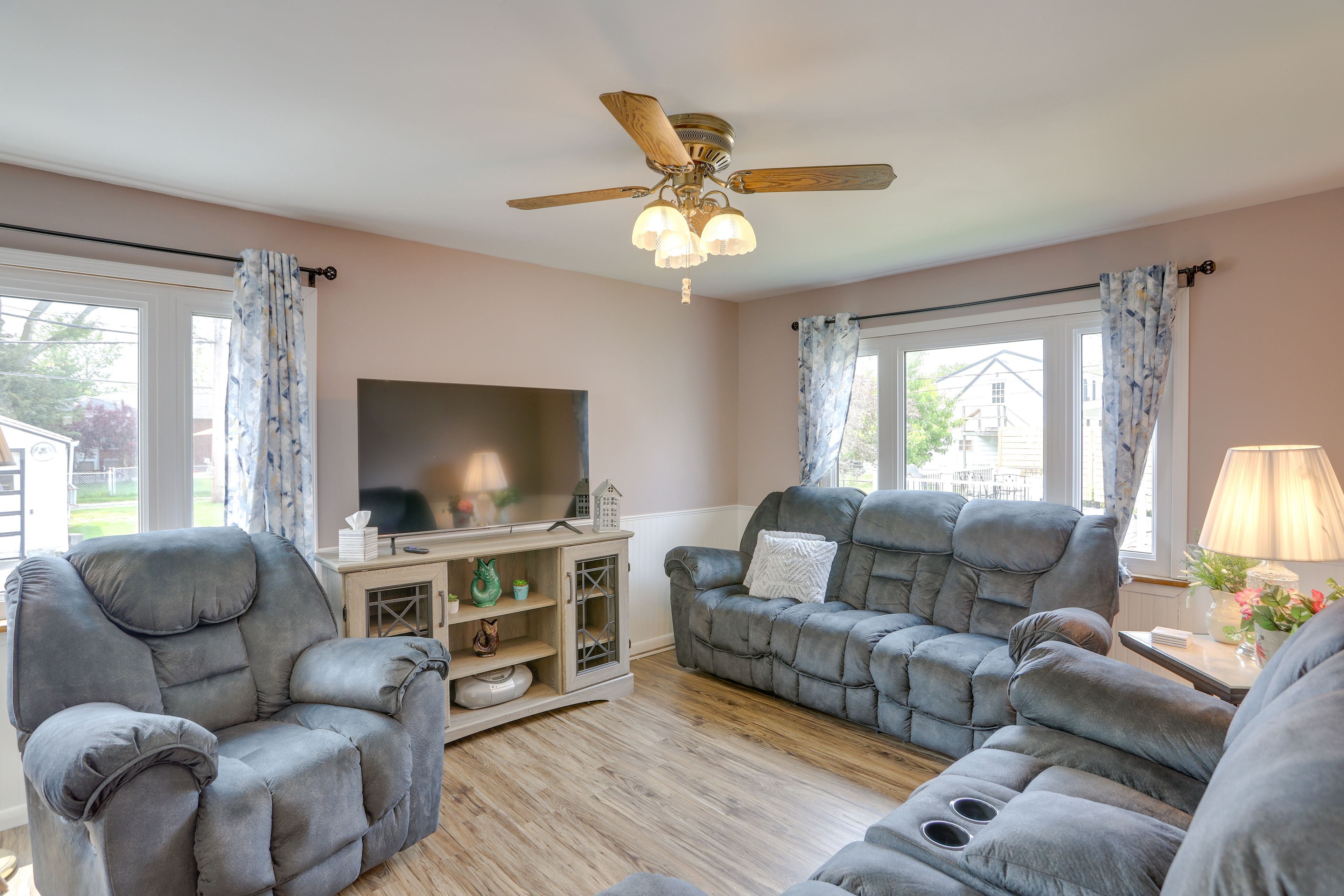 Living Room | Smart TV w/ Cable | DVD Player | VCR