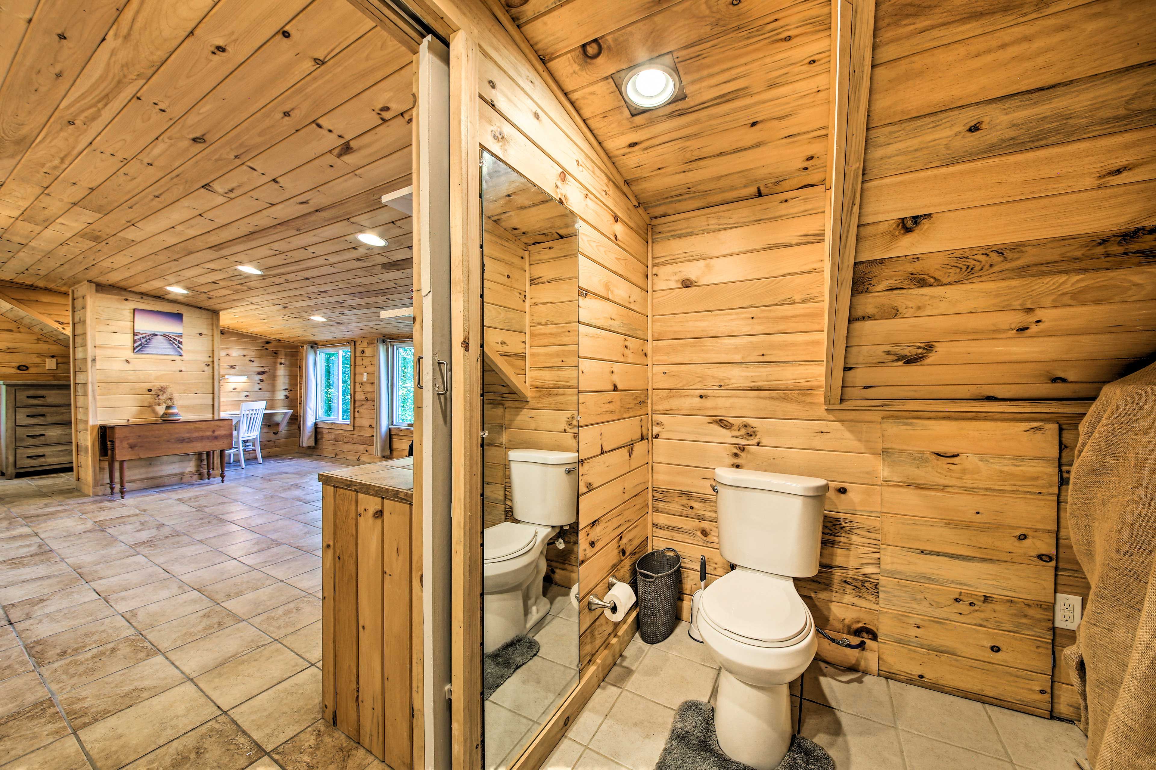 Full Bathroom | Towels Provided | Complimentary Toiletries