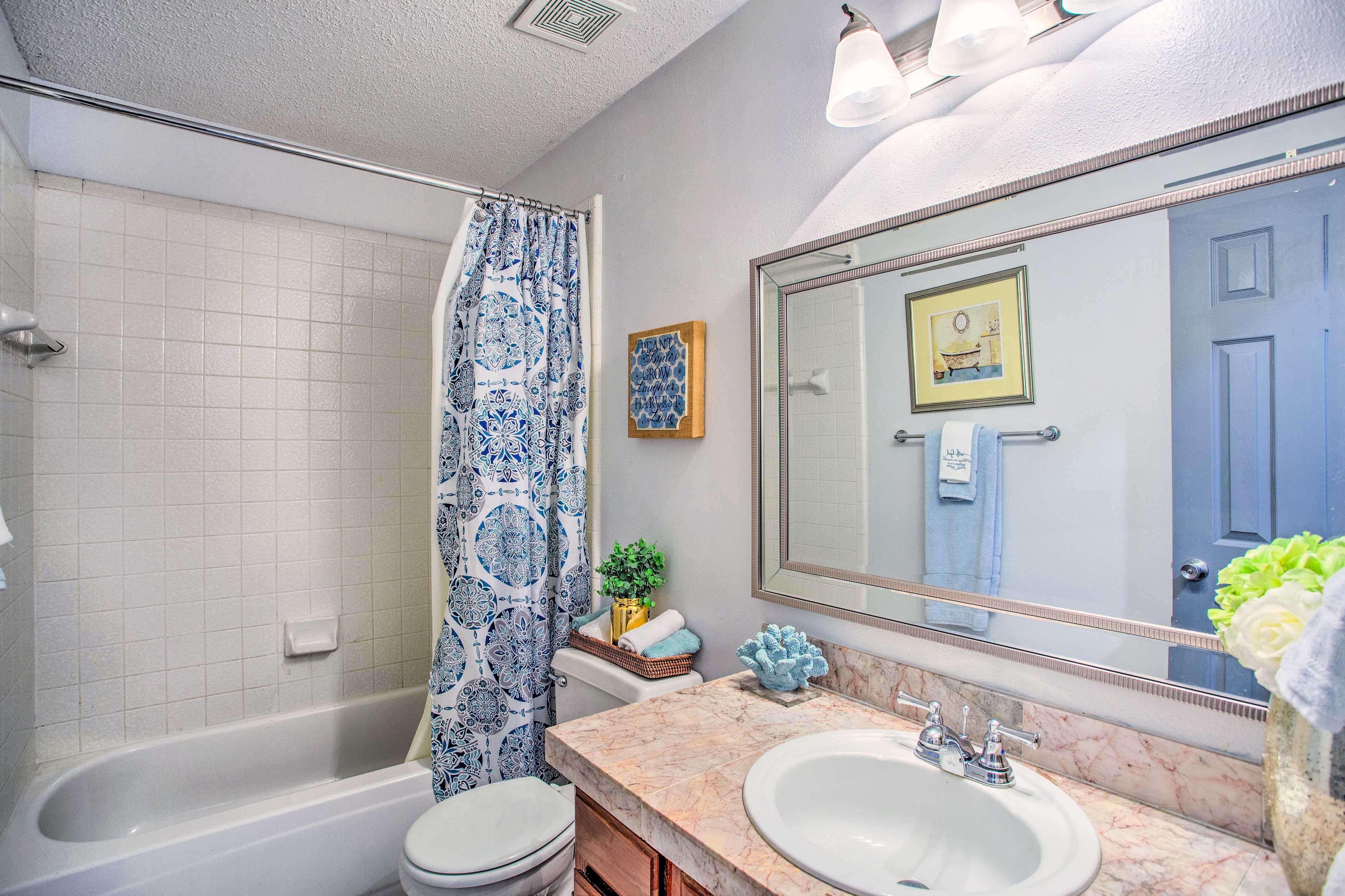 Full Bathroom | Towels Provided