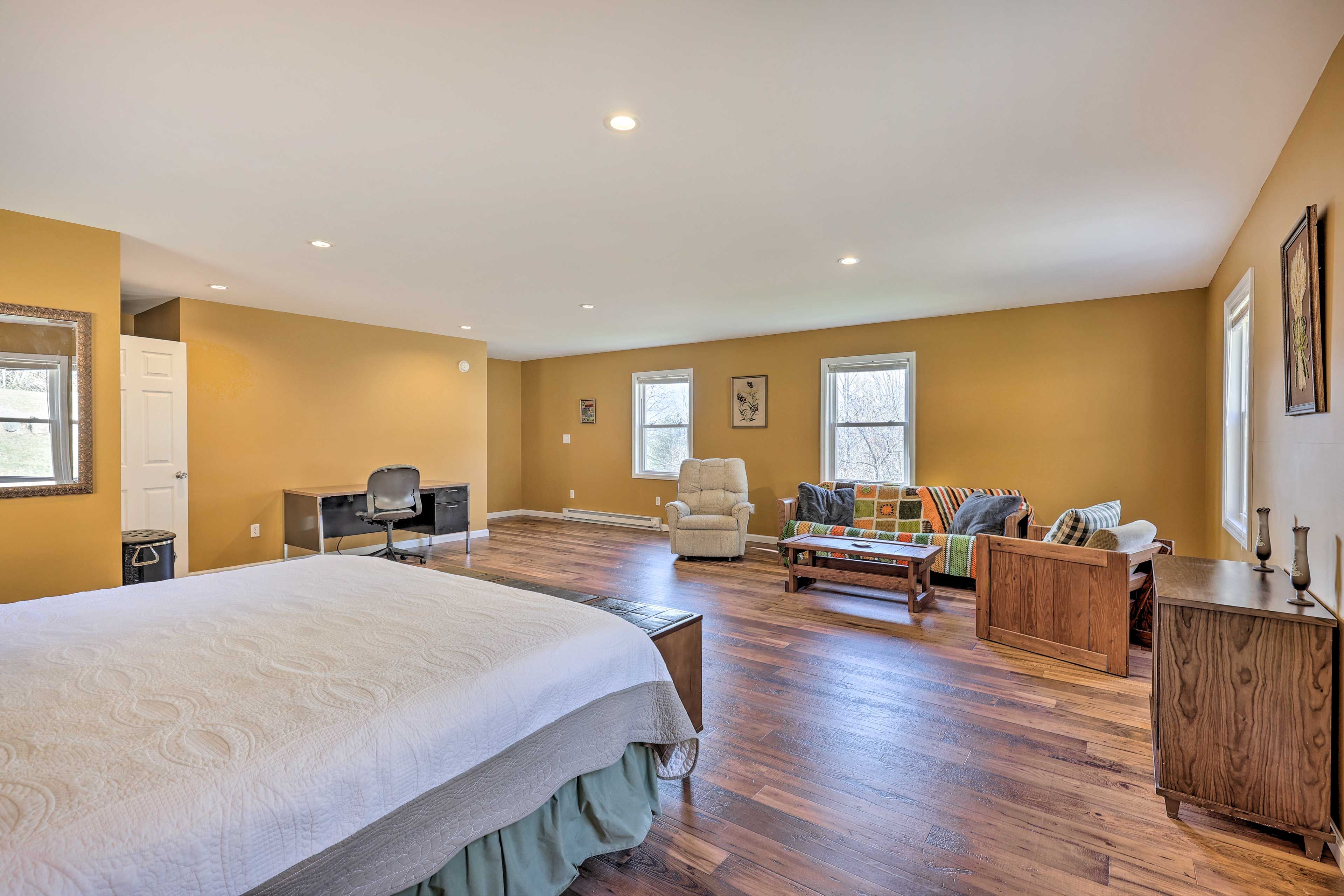 Bedroom 3 | King Bed | Futon