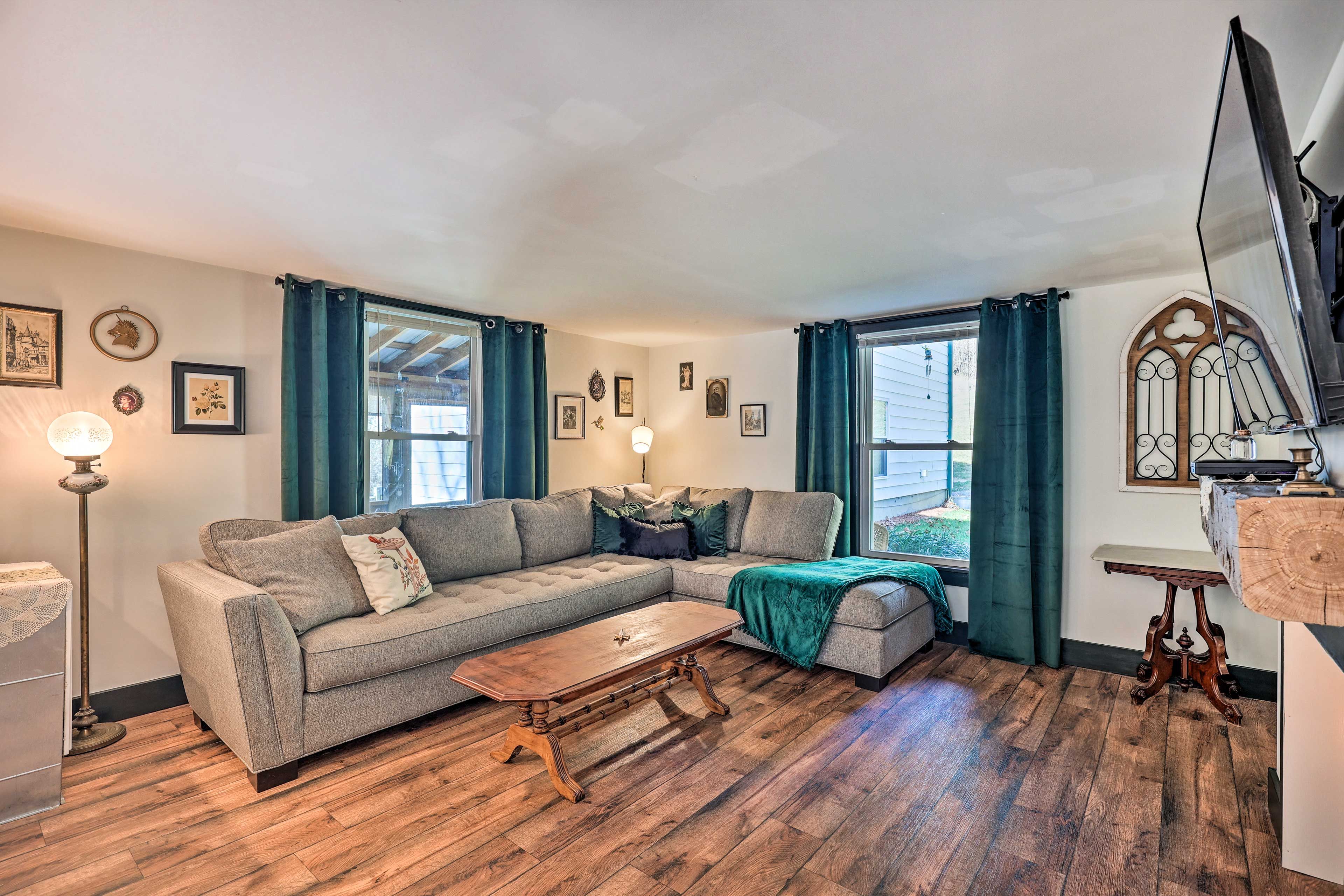 Living Room | Free WiFi (1-3 Mbps) | Central A/C + Heating