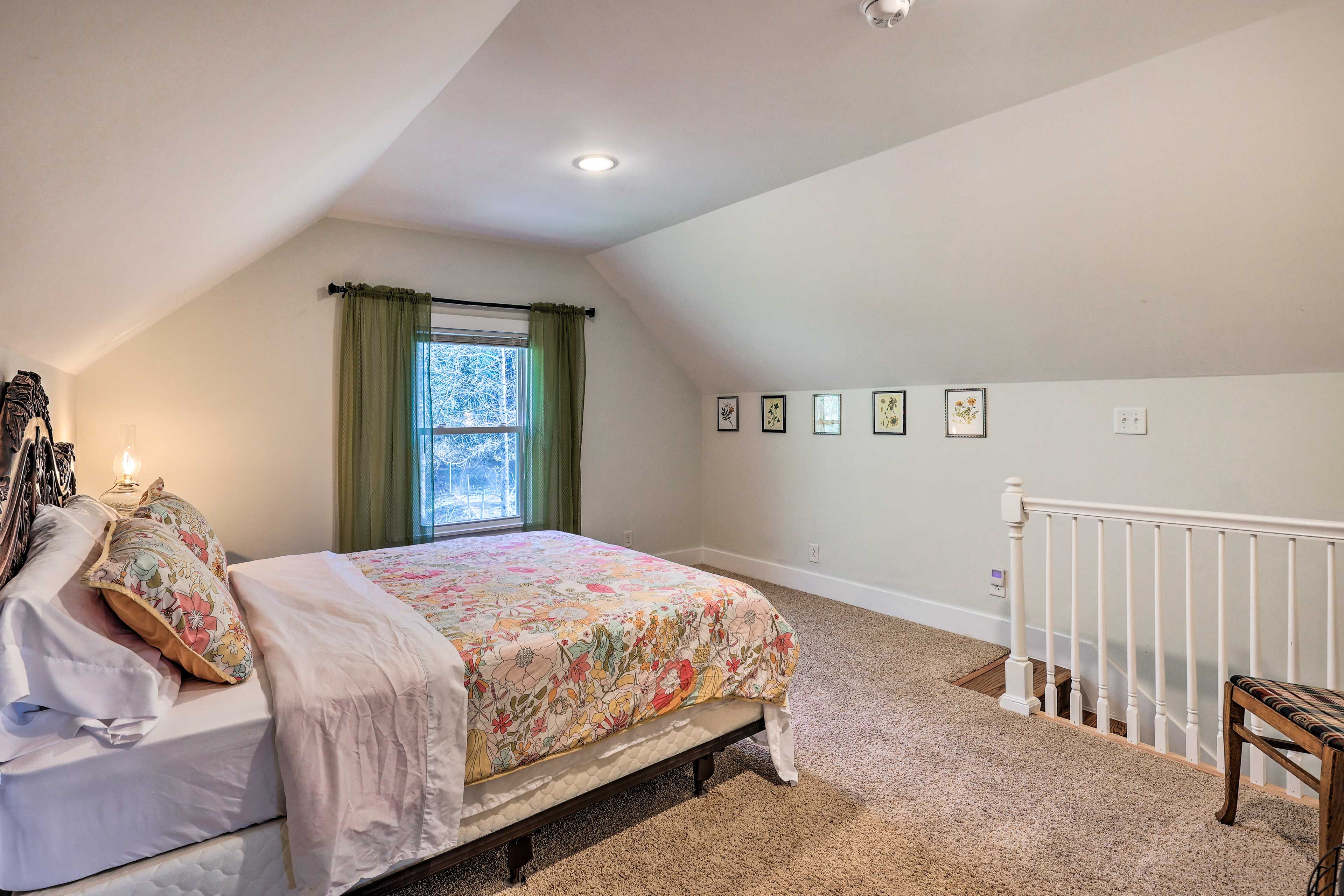Loft | Additional Sleeping | Queen Bed