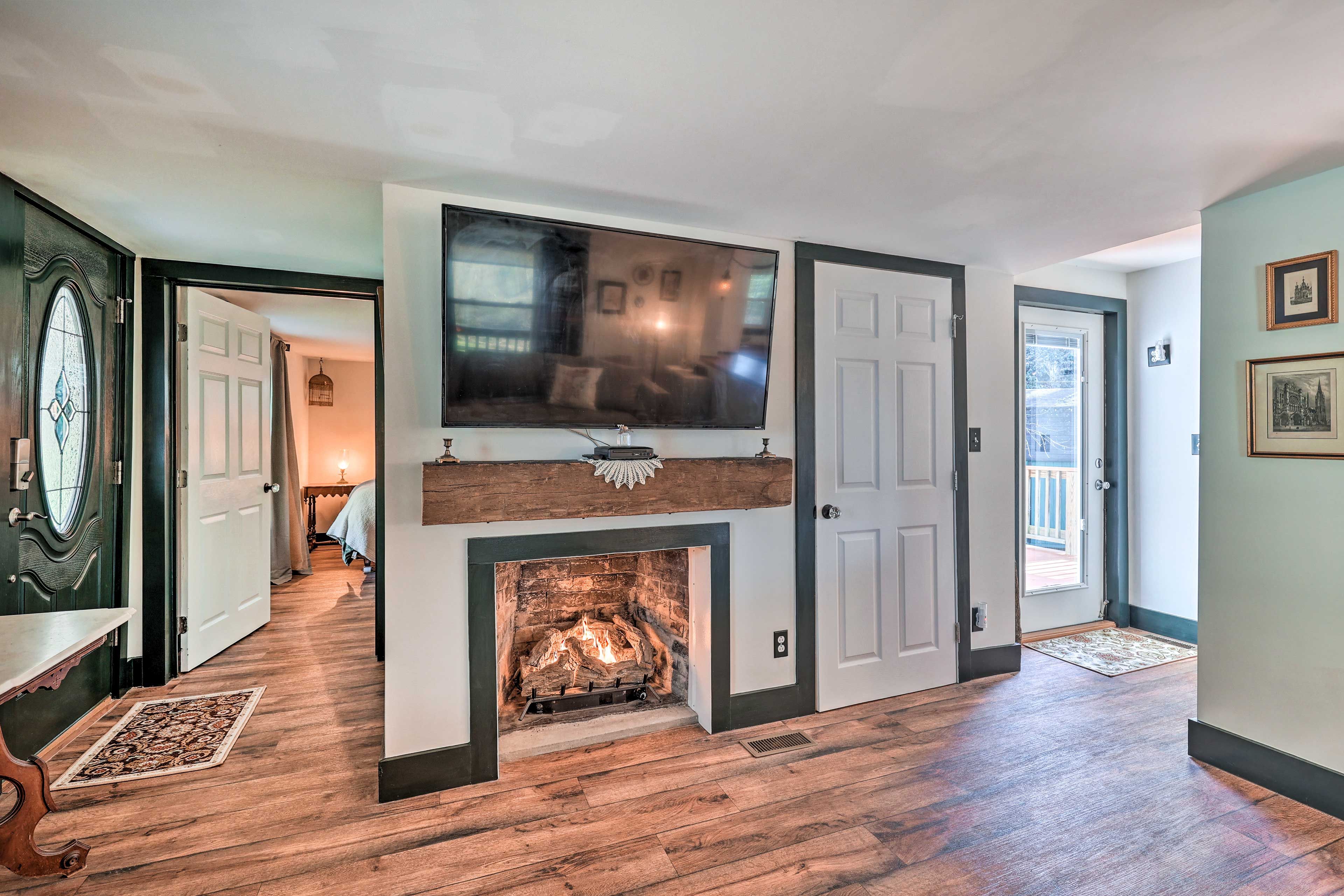 Living Room | Gas Fireplace | Smart TV | DVD Player