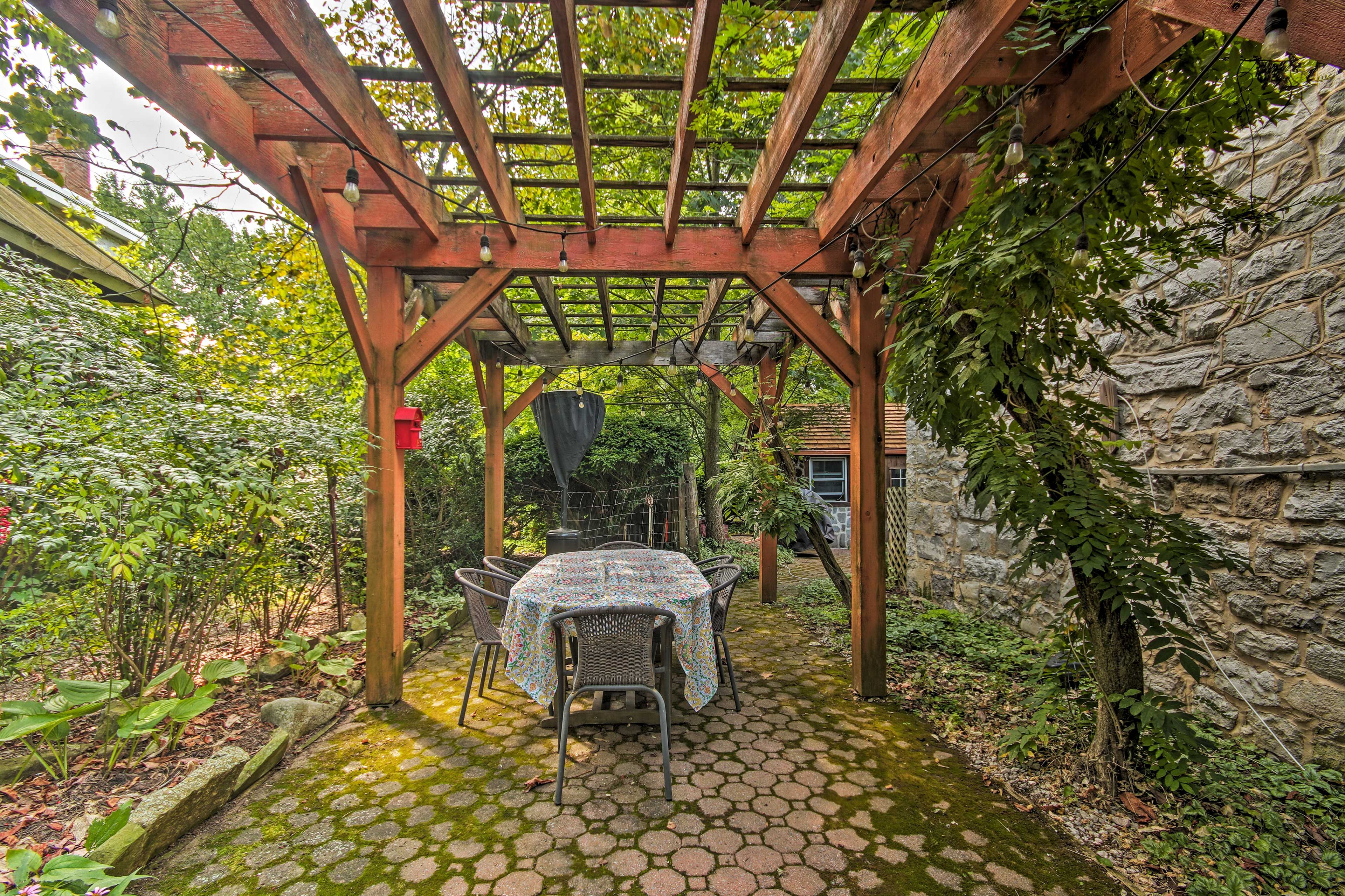 Private Backyard | Outdoor Dining Area