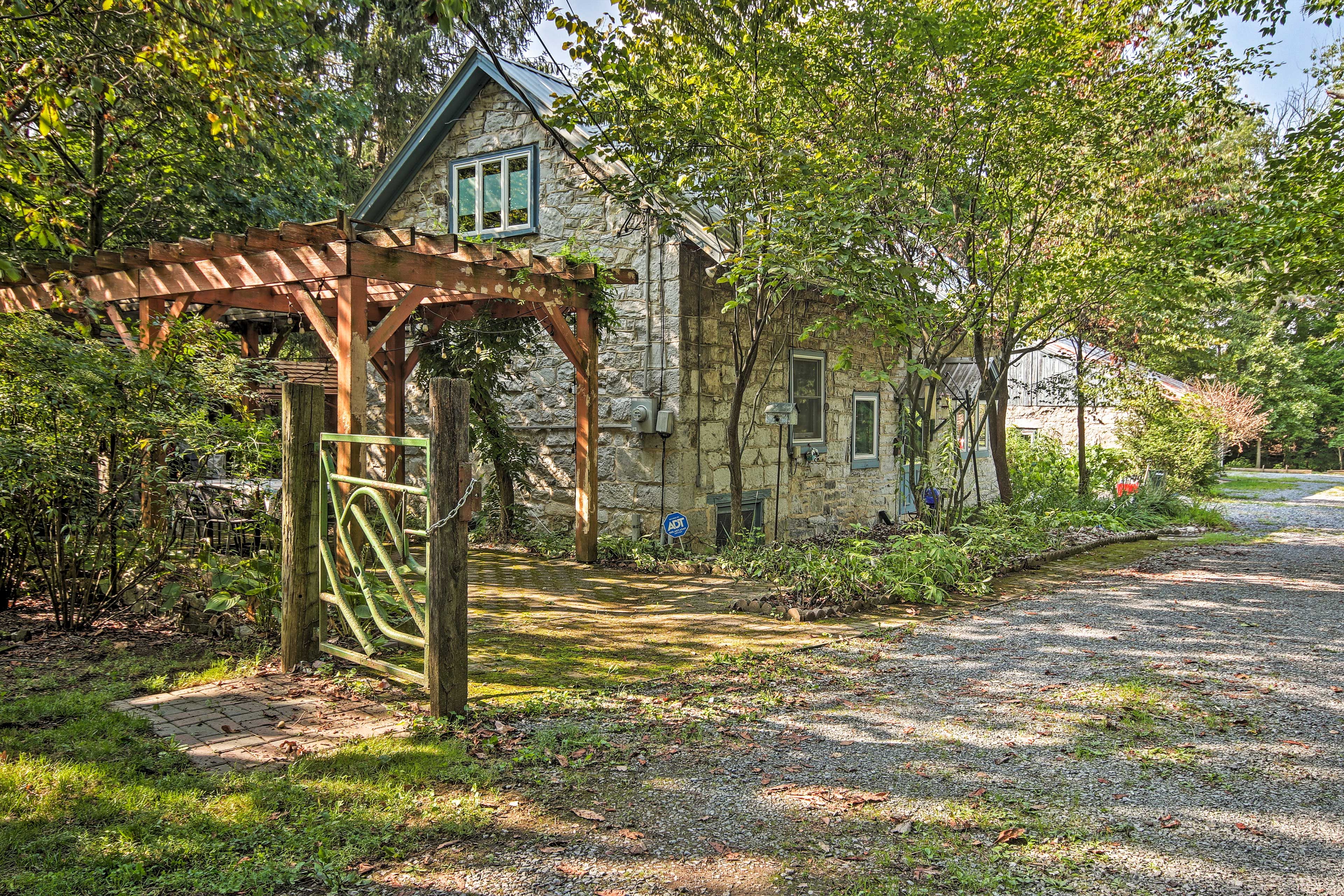 Parking | Driveway (4 Vehicles) | RV/Trailer Parking Available