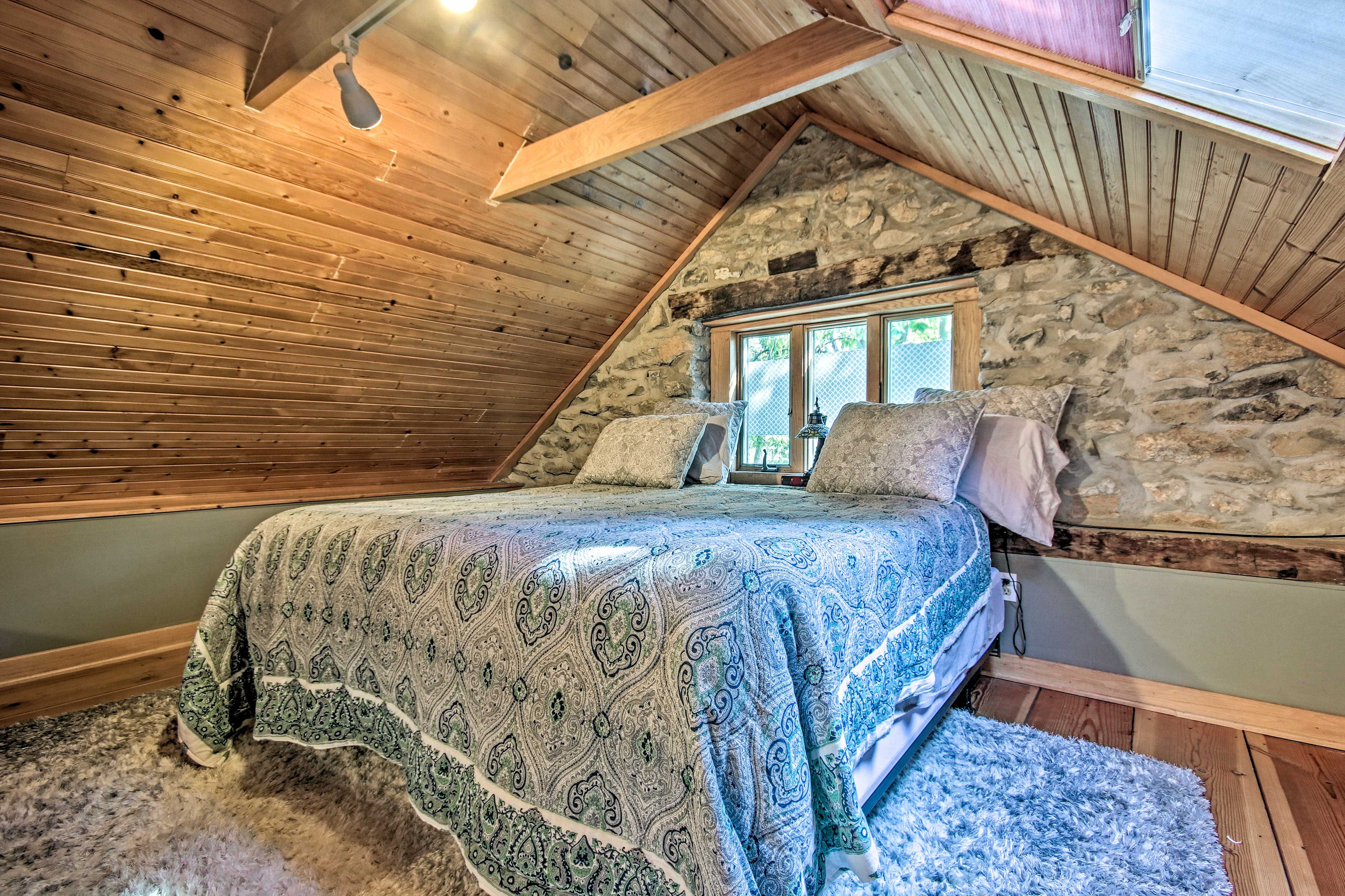 Bedroom 1 | King Bed | Linens & Towels Provided