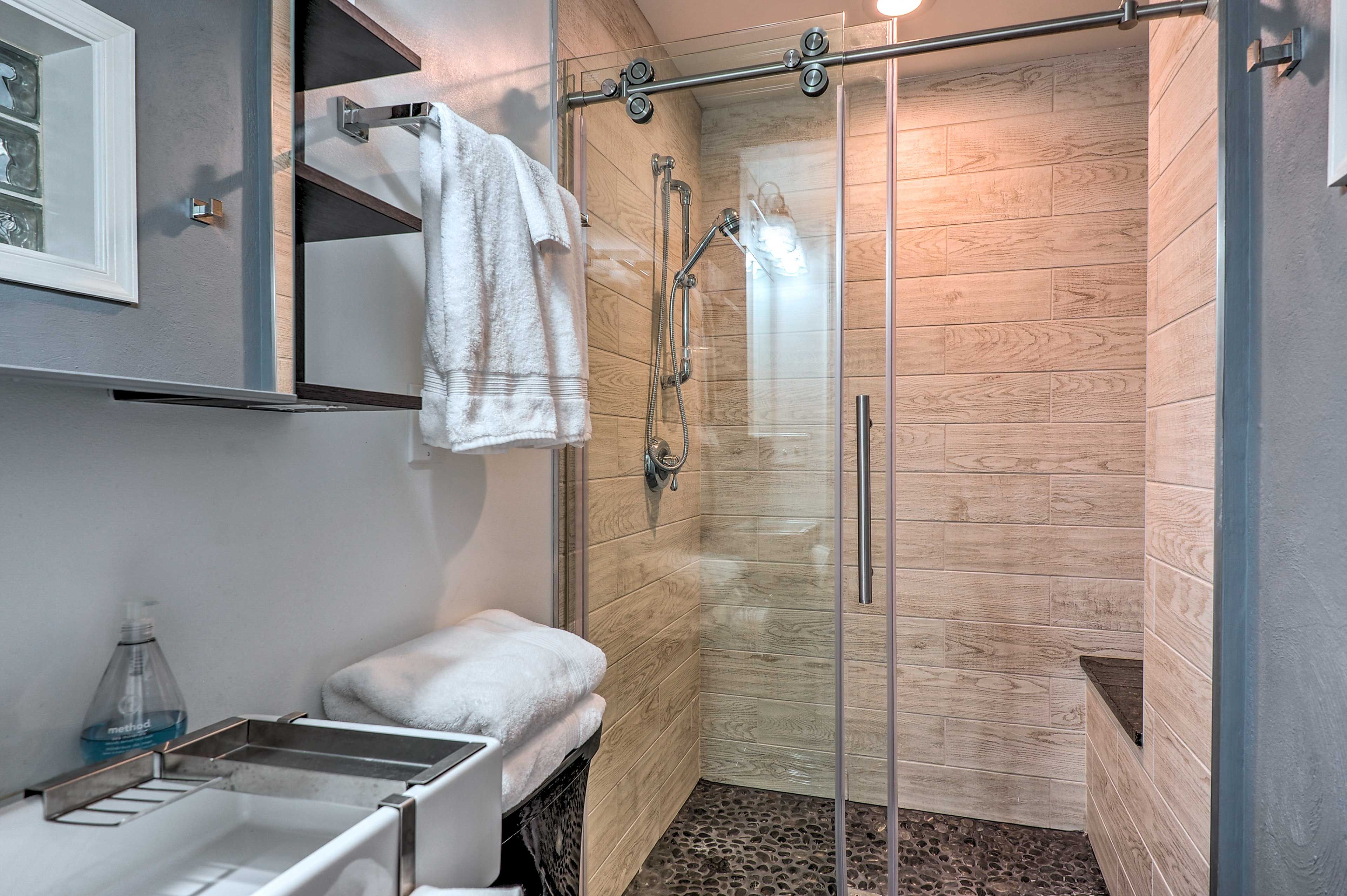 Full Bathroom | Towels Provided