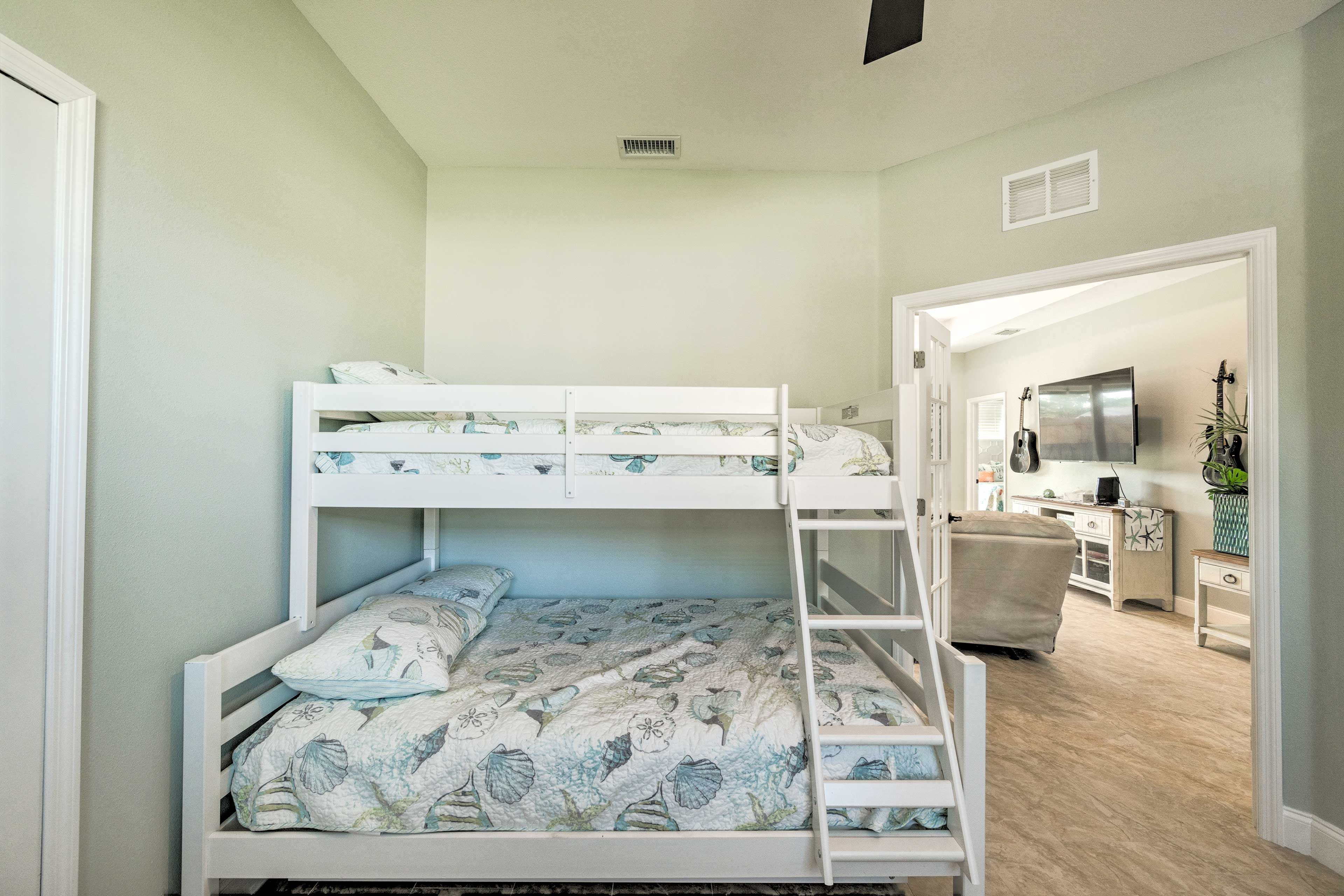 Bedroom 4 | Twin/Full Bunk Bed | Twin Trundle Bed