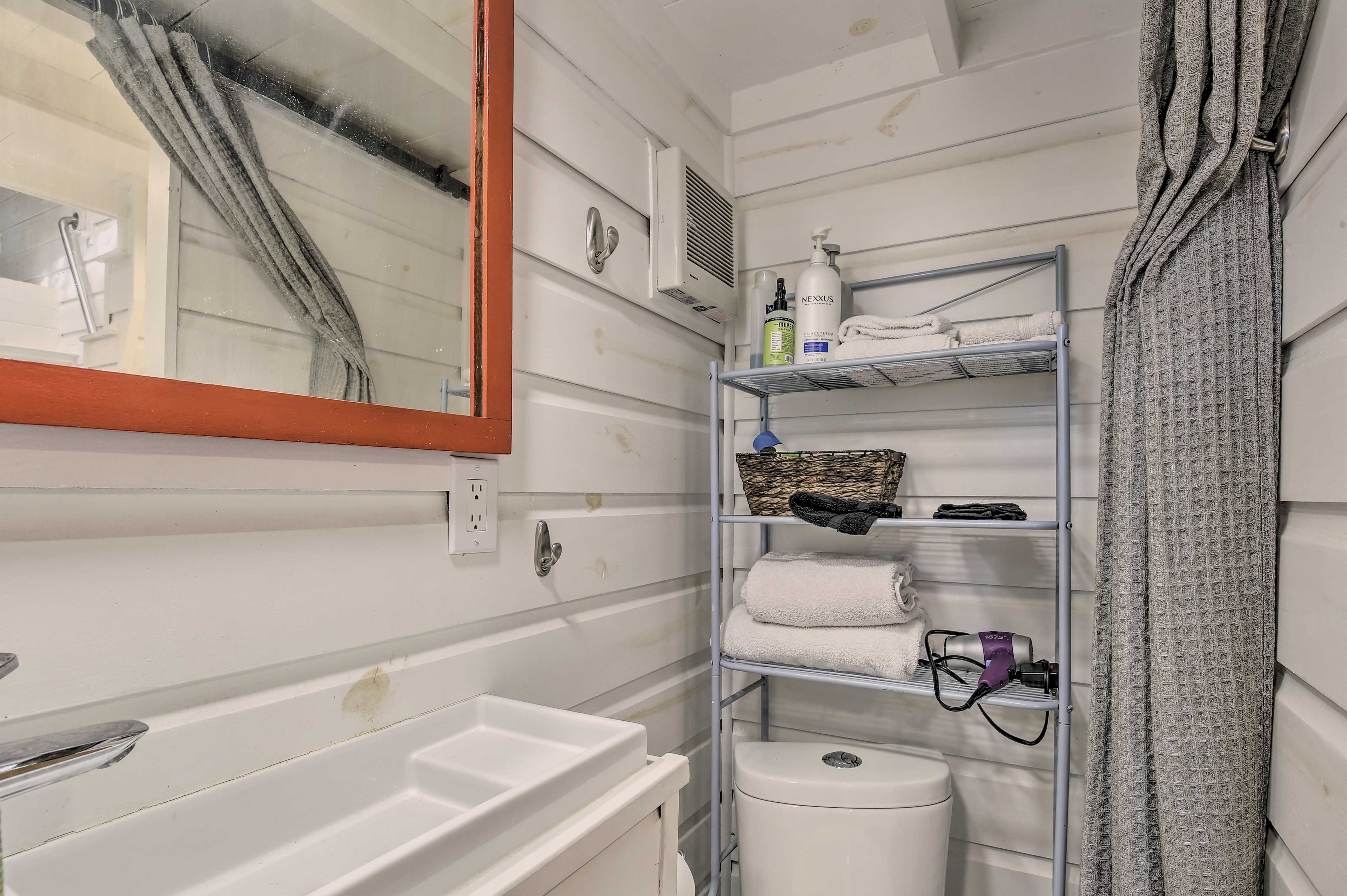 Full Bathroom | Complimentary Toiletries