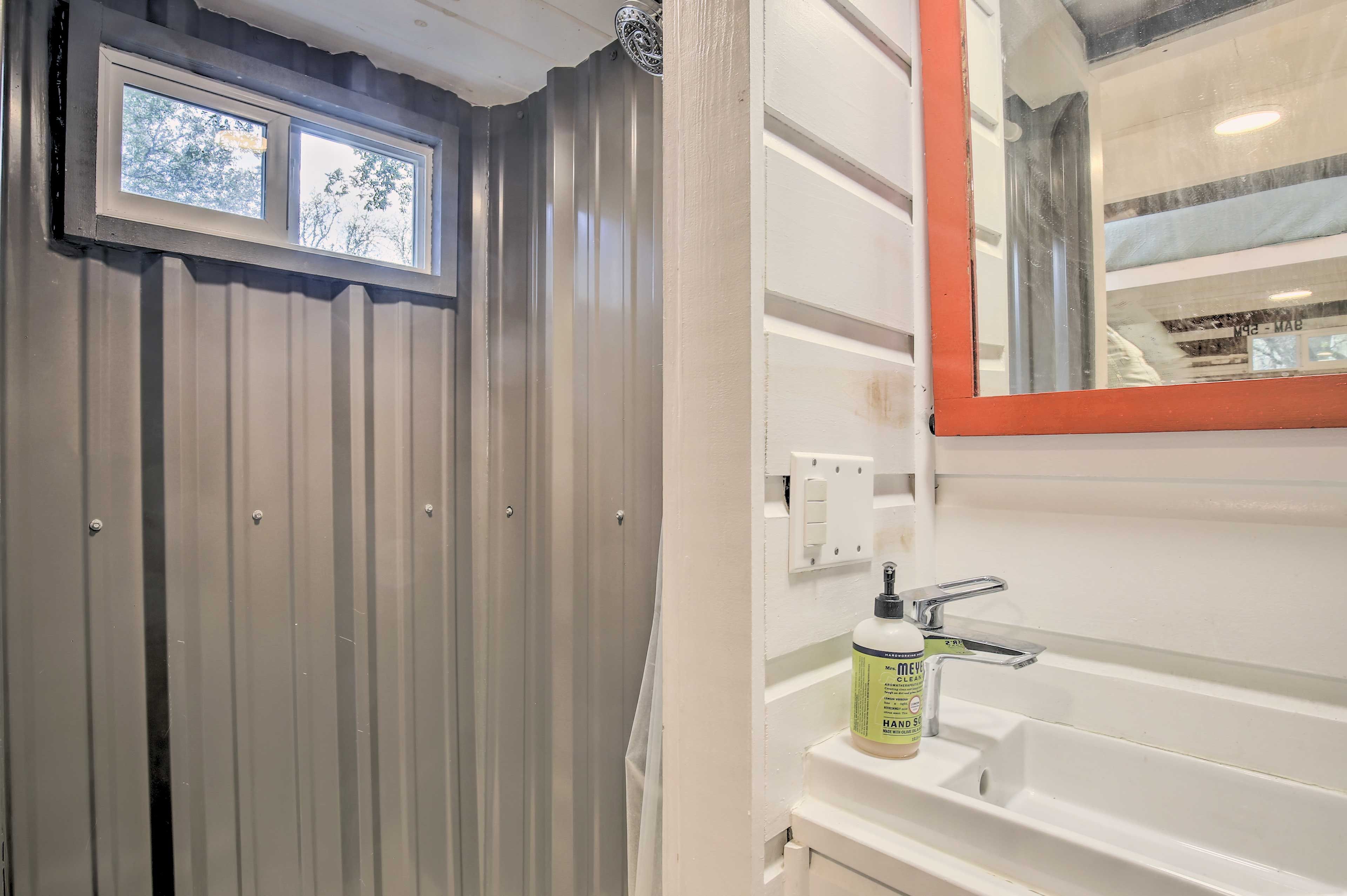 Full Bathroom | Towels Provided