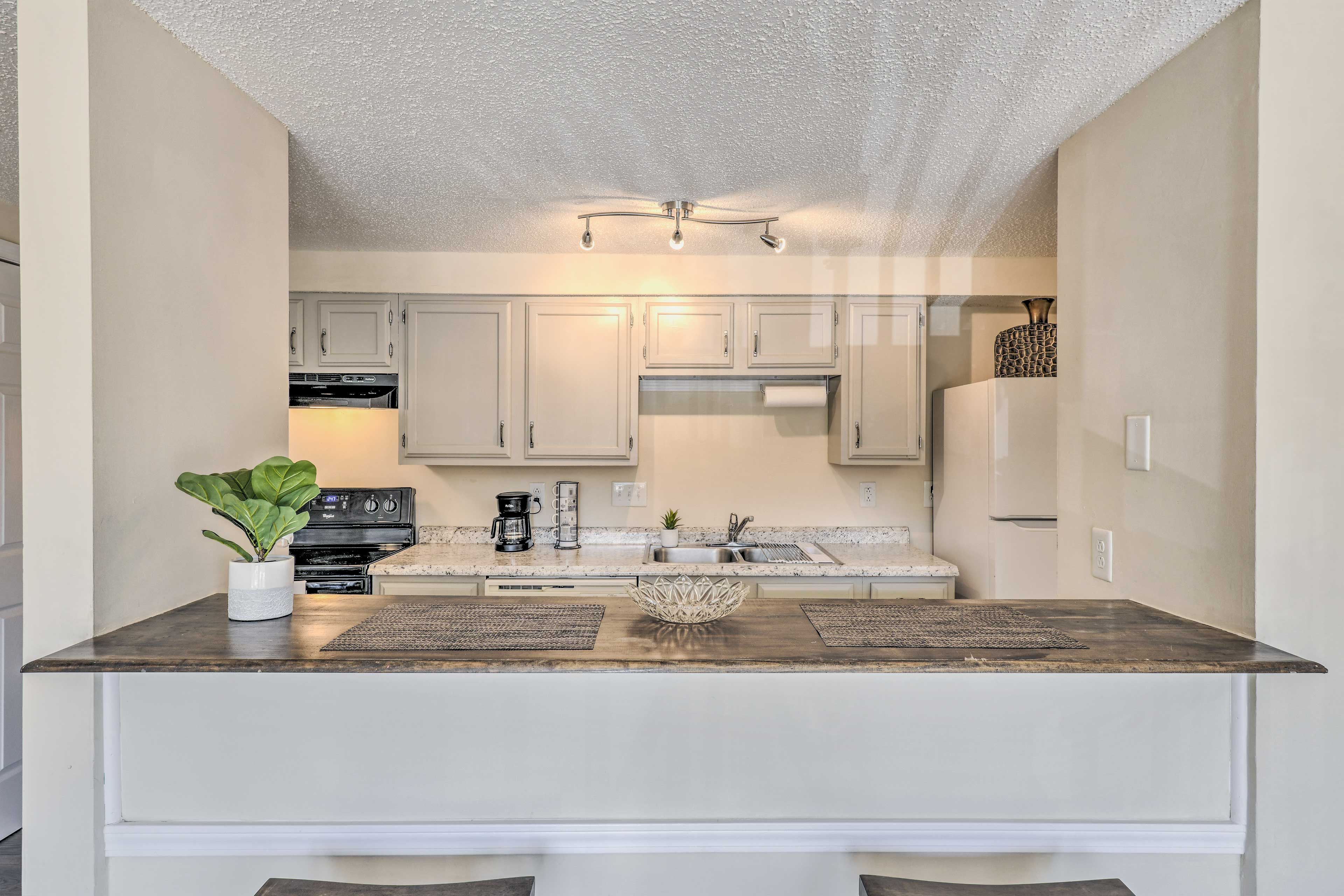 Fully Equipped Kitchen | Dishware & Flatware