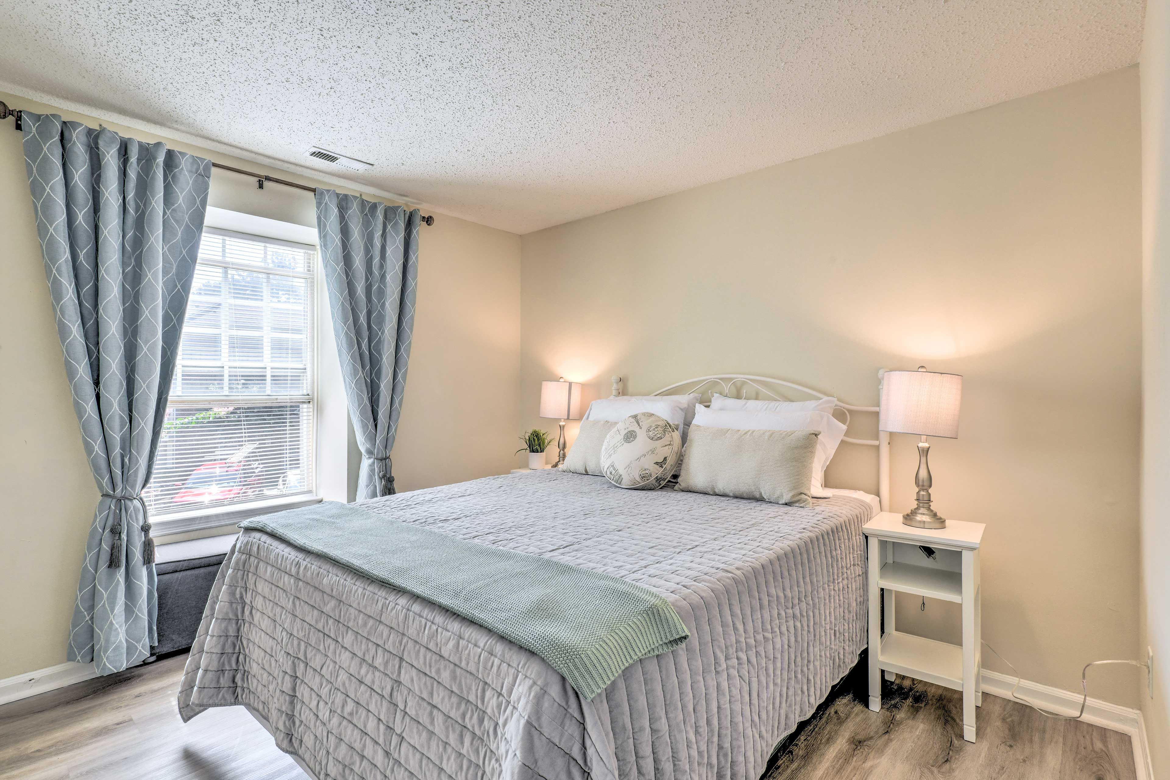Bedroom 2 | Queen Bed | Single-Story Interior