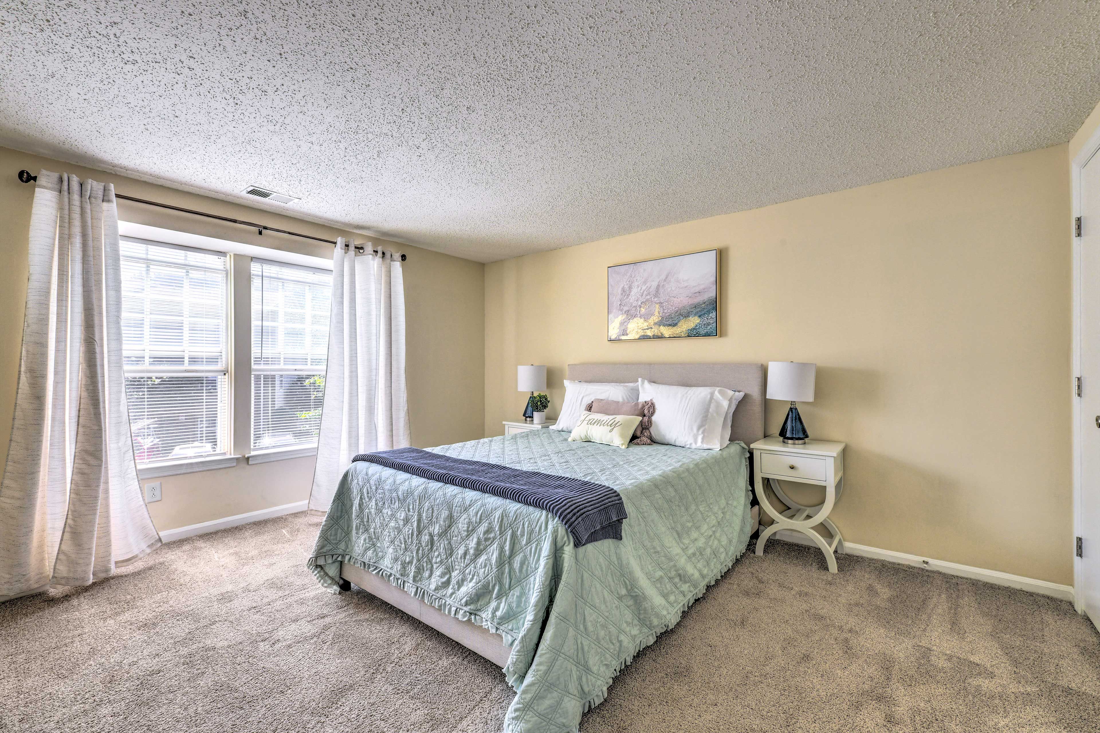 Bedroom 1 | Queen Bed | Single-Story Interior