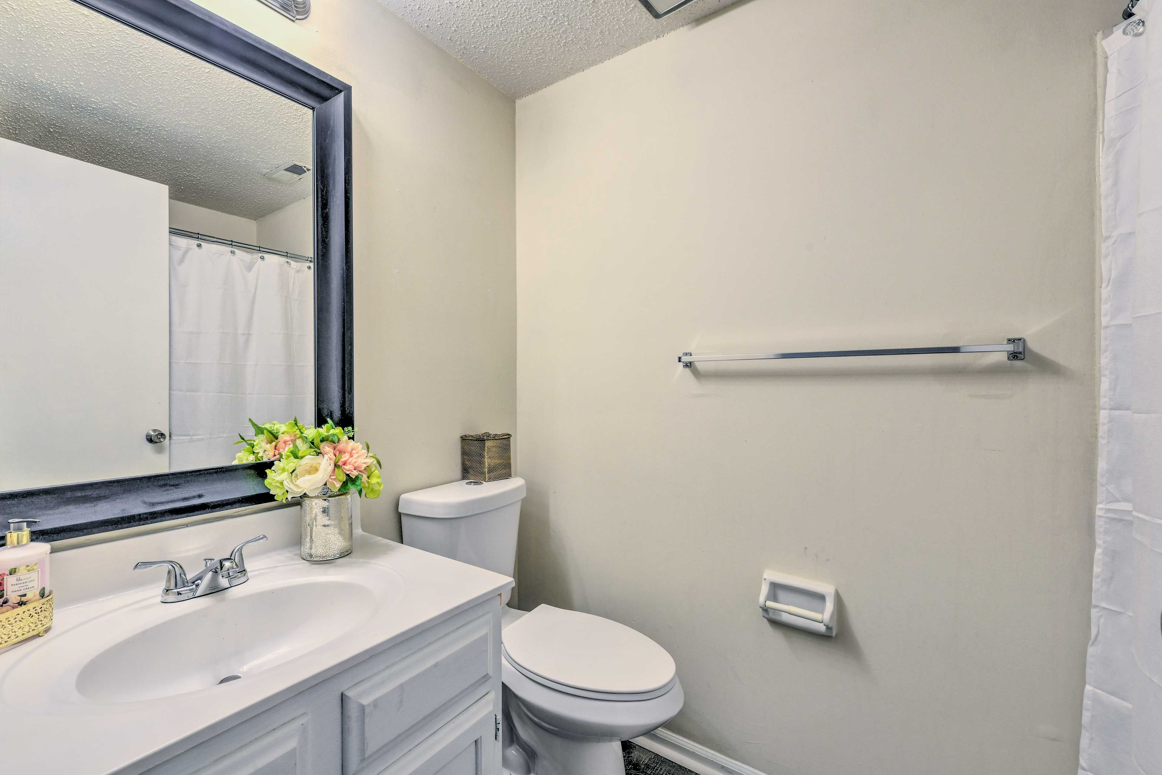 Full Bathroom | Towels Provided