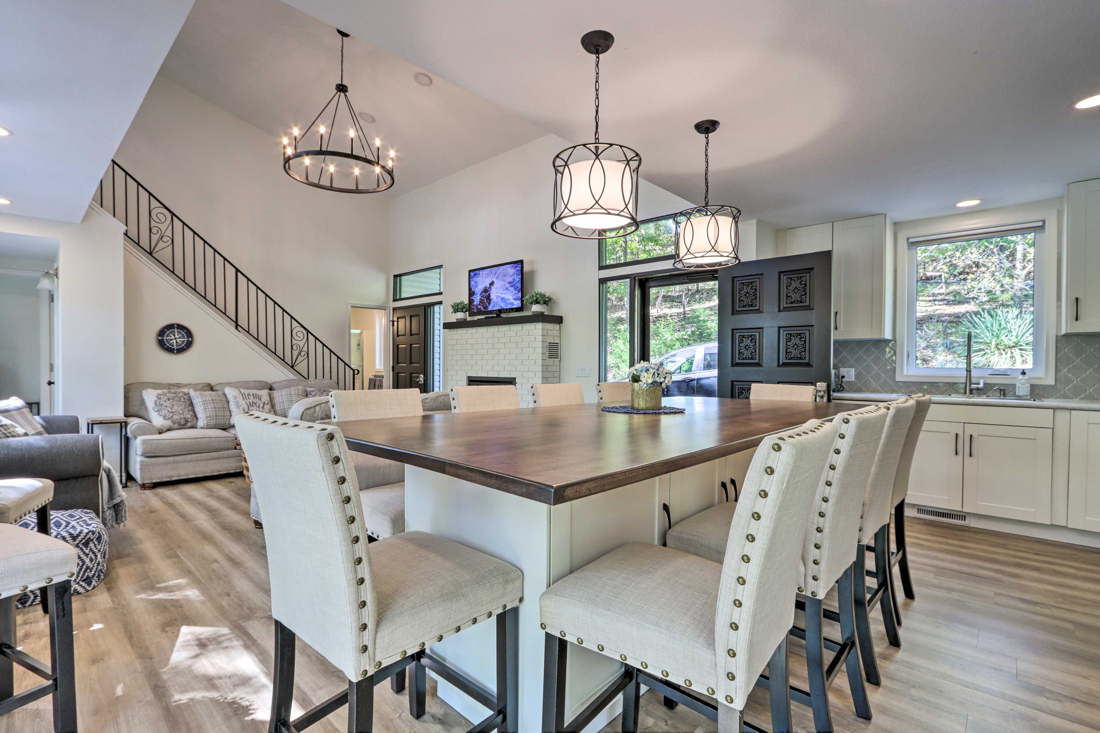 Kitchen & Dining Area | 10-Person Dining Table | Dishware & Flatware Provided