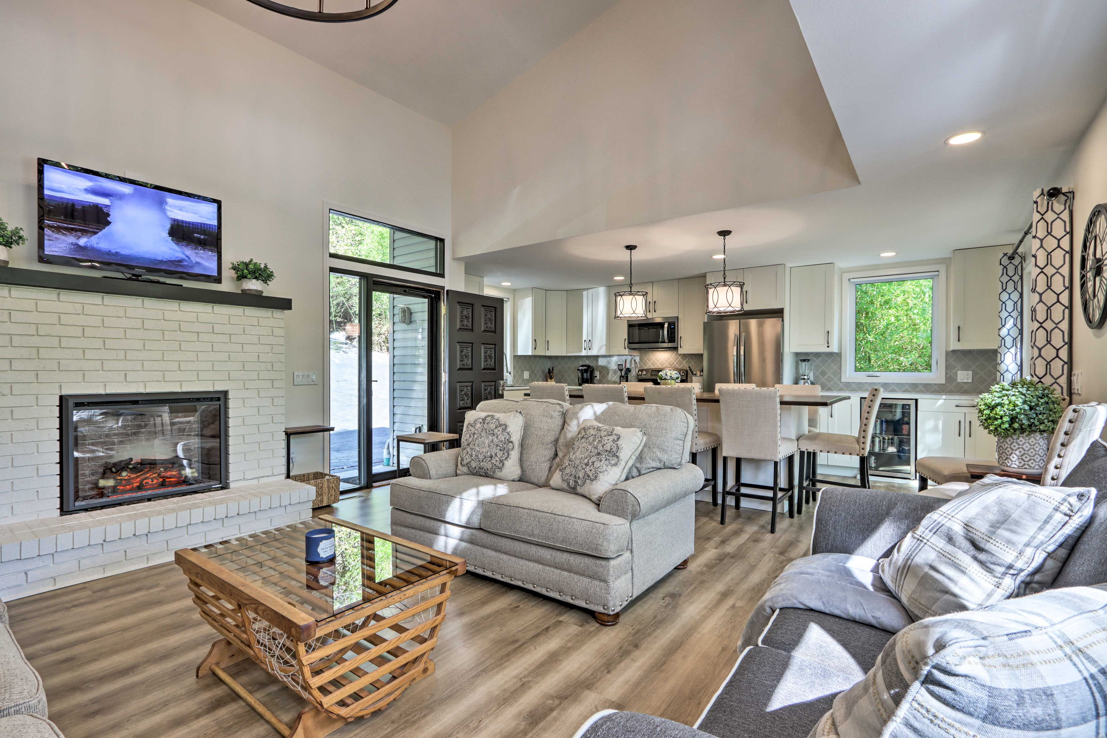 Living Room & Kitchen | Fully Equipped Kitchen w/ Stainless Steel Appliances
