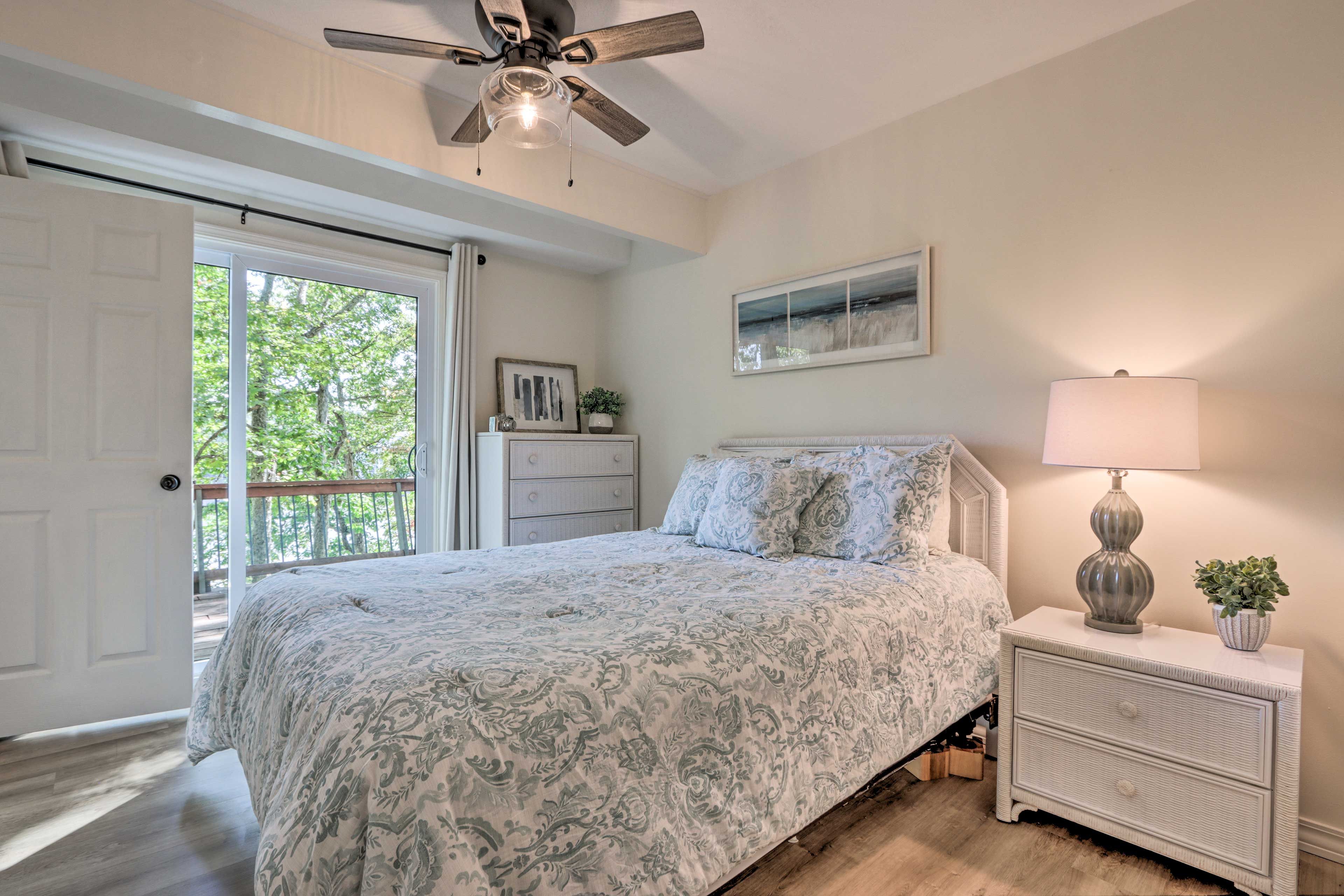 Bedroom 1 | Queen Bed | En-Suite Bathroom | Main Level | Direct Access to Deck