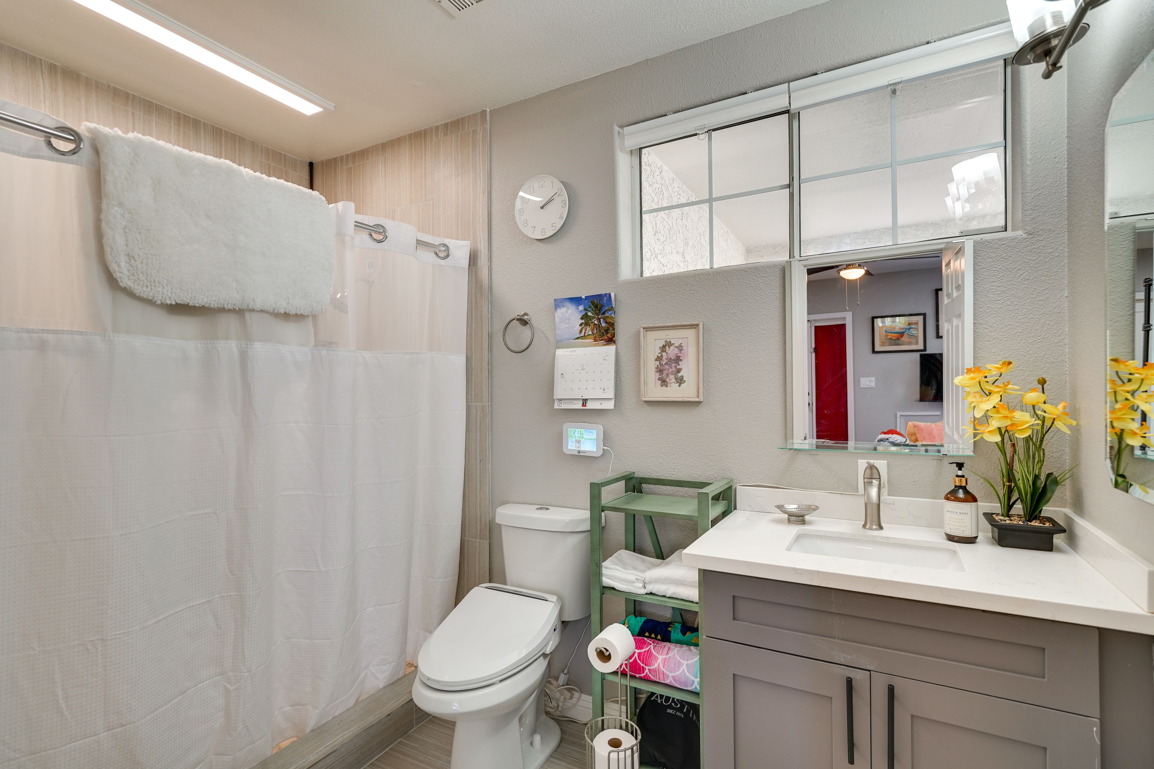 Studio | Full Bathroom | Main Level | Towels | Toiletries