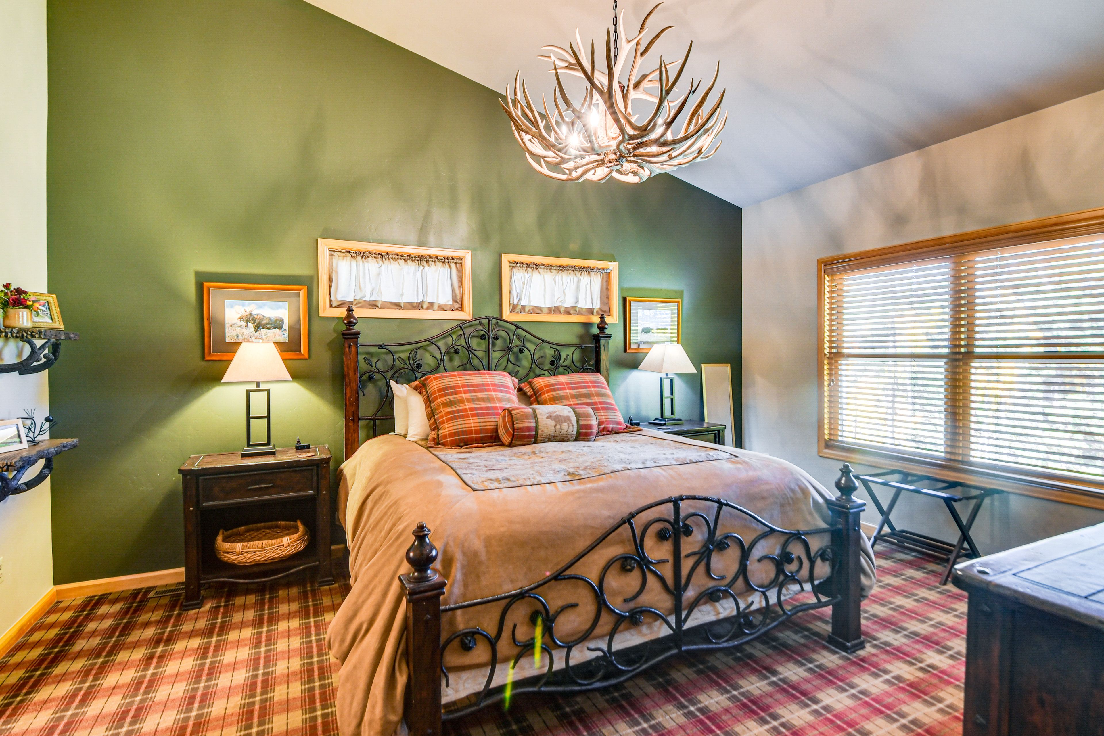 Bedroom 1 | California King Bed | 1st Floor