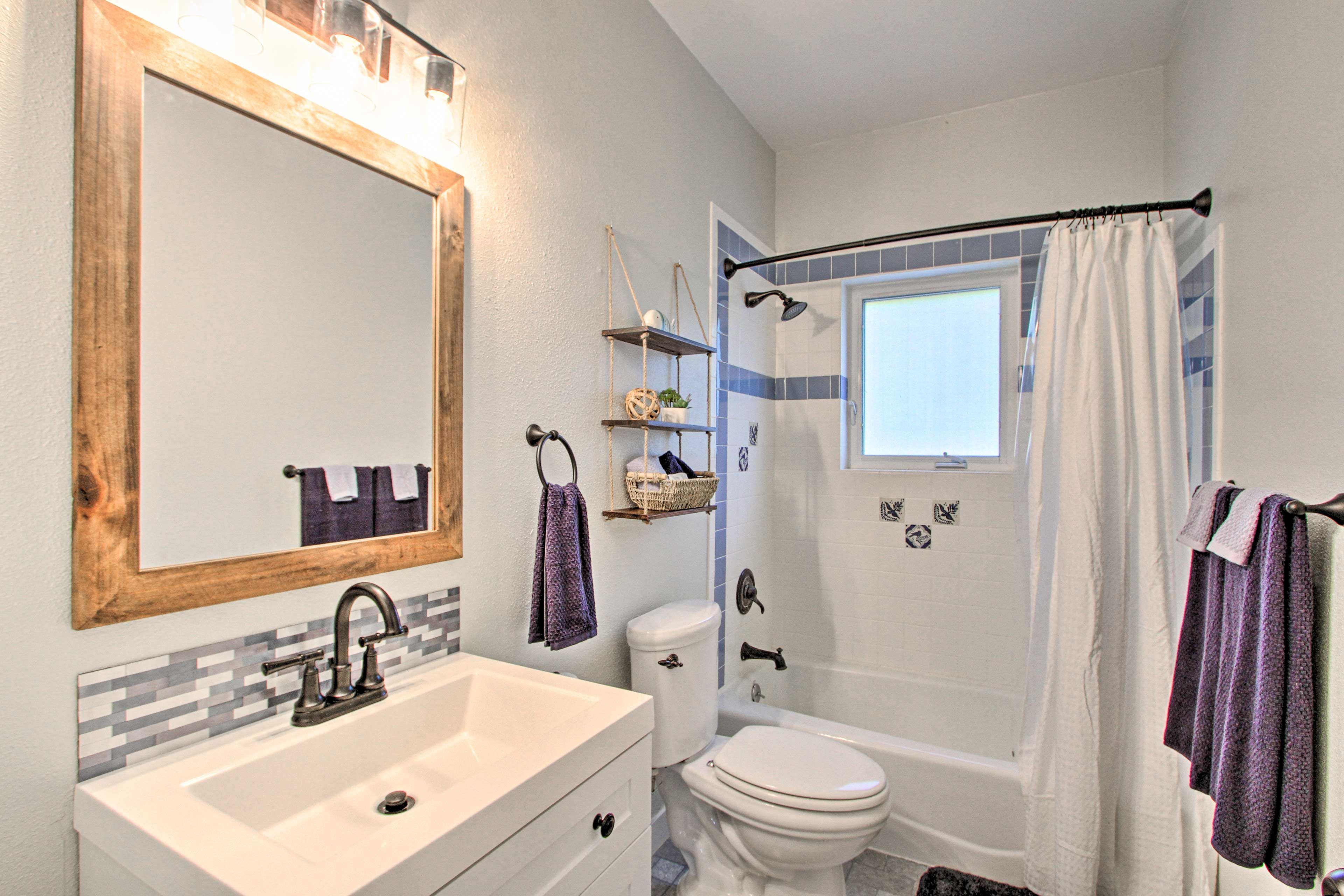 Full Bathroom | Complimentary Toiletries